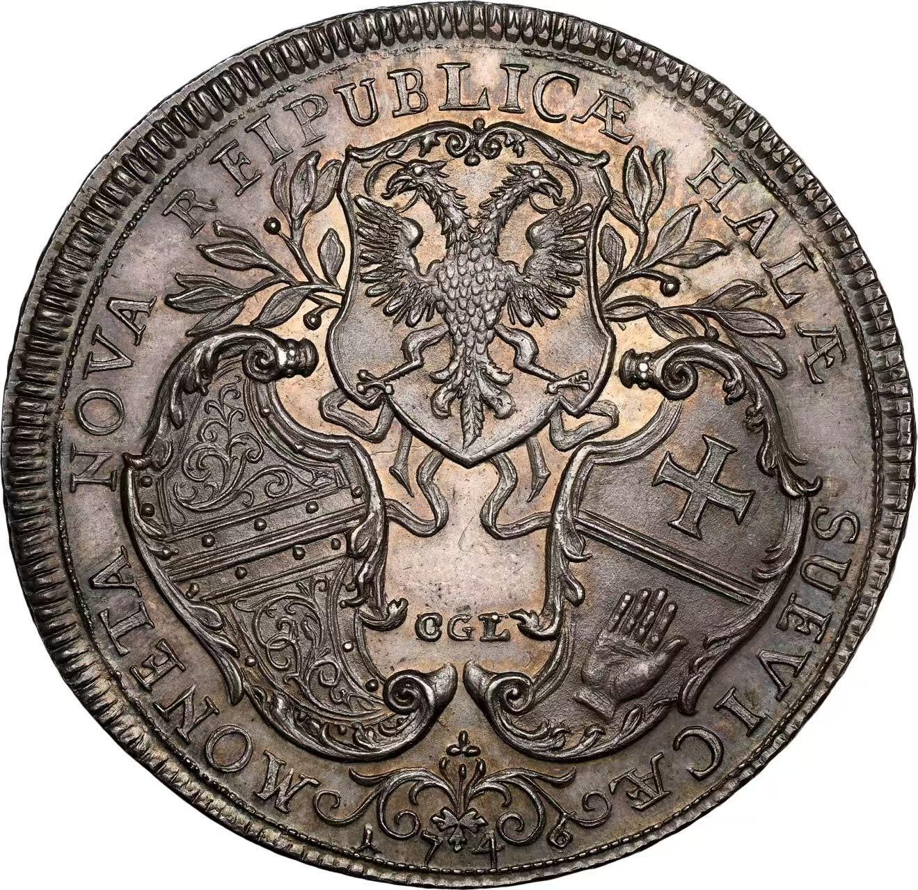 万国钱币拍卖第058期（万国新年大拍） NGC MS63 1746年神圣罗马帝国时期哈尔自由市三盾徽大泰勒 发行量仅800枚的神罗大泰勒 正面人像为时任神罗皇帝的弗朗西斯一世 同时也是玛利亚特蕾莎的丈夫 背面为设计独特的哈尔自由市三盾徽 领先于时代的顶级工艺 高浮雕质感跃然币面 光线下显现出的醇厚玫瑰色调欧陆包浆令人着迷