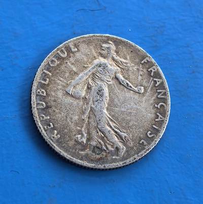 外国优质老铜币高银银币，周六九点倒数截拍，满百包邮，持续收拍 - 法国1916 年50 生丁银币，正值一战关键期，承载特殊历史记忆。正面 “播种女神” 象征共和，背面橄榄枝暗喻和平，与战争背景形成强烈呼应 。币面铭刻 “自由、平等、博爱”，银币包浆古朴，将法式共和精神与艺术设计融合，是历史与收藏价值兼具的稀缺标的。