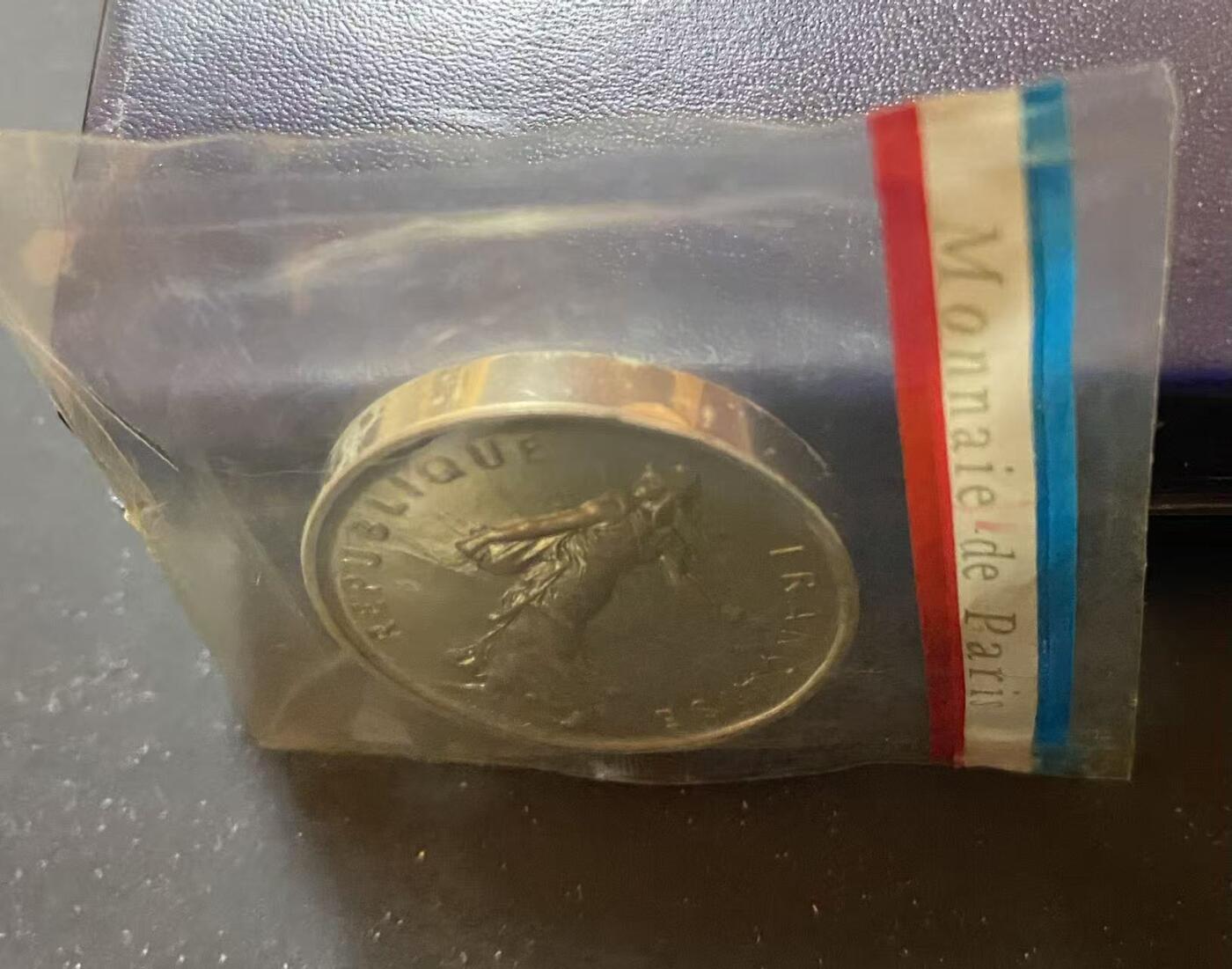 ❤️【币观天下】❤️ 第337期钱币拍卖- 2026.1.2周五晚上6点半场-长期征集拍品 1971年法国行走女神五法郎加厚银币（微瑕）带原盒包装