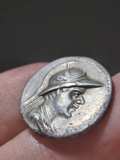 典藏名品美品！希腊化-中亚 巴克特里亚王国-欧克拉提德斯国王 1德拉克马银币 背面是狄俄斯库里兄弟骑兵 文骑马面王像，品相非常漂亮，铭文清晰图案全美，底板光滑平整，而且这种类型的着盔版非常少见，这一枚应该是普什卡拉瓦提造币厂的