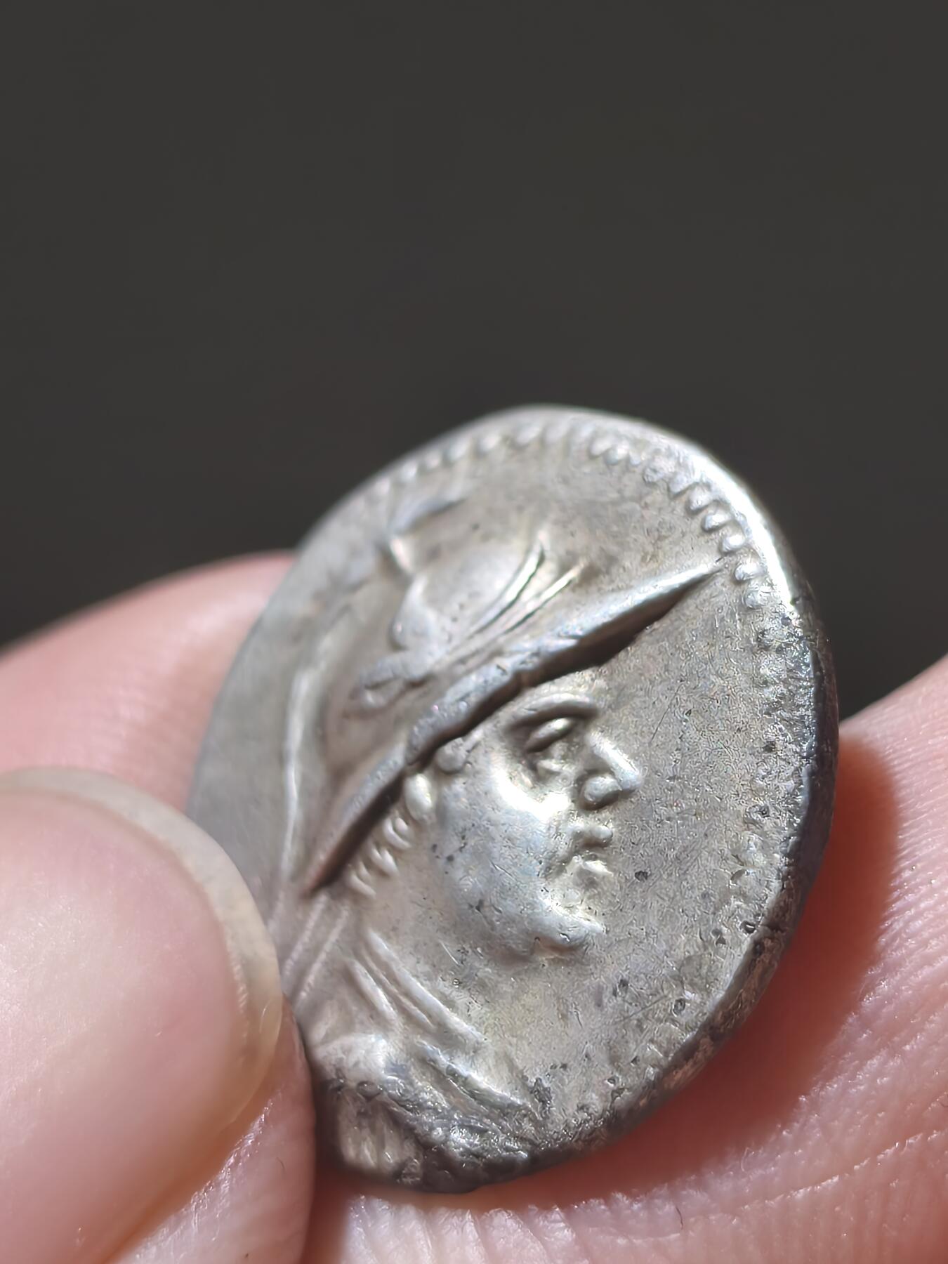 星盘世界钱币2026一月十日新年古典精品大拍 精彩纷呈 典藏名品美品！希腊化-中亚 巴克特里亚王国-欧克拉提德斯国王 1德拉克马银币 背面是狄俄斯库里兄弟骑兵 文骑马面王像，品相非常漂亮，铭文清晰图案全美，底板光滑平整，而且这种类型的着盔版非常少见，这一枚应该是普什卡拉瓦提造币厂的