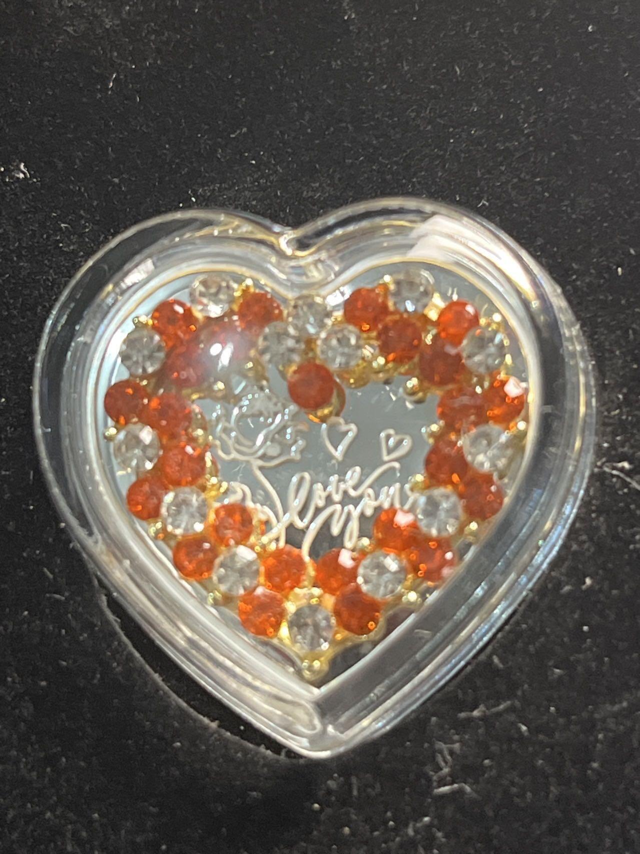 ❤️【币观天下】❤️ 第337期钱币拍卖- 2026.1.2周五晚上6点半场-长期征集拍品 原厂盒证纽埃2024年情人节快乐镶嵌镀金花饰、镶嵌水晶心形精制银币999银10克直径24毫米发行量999枚