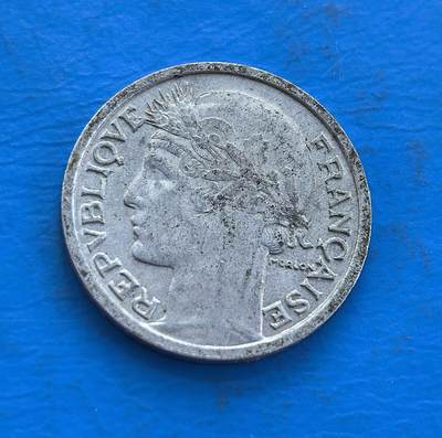 外国优质老铜币高银银币，周六九点倒数截拍，满百包邮，持续收拍 - 法国 1945 年50 分，诞生于二战胜利时刻，见证法兰西从废墟复苏。正面玛丽安娜诠释共和精神，背面 “自由・平等・博爱” 锚定启蒙根基，葡萄纹饰暗喻战后生机。镍质包浆凝岁月痕，作为战后首年货币，解码历史转折，收藏兼具时代纪念与文化传承，是触摸法兰西精神脉络的独特标本 。