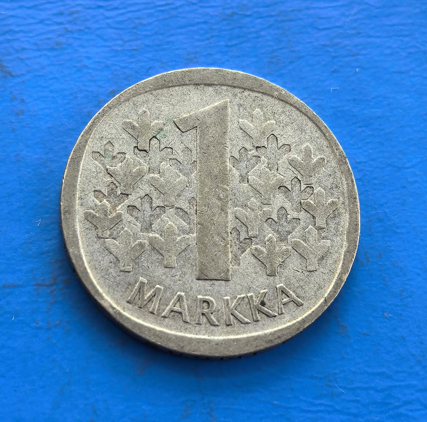 外国优质老铜币高银银币，周六九点倒数截拍，满百包邮，持续收拍 芬兰1966 年 1 马克银币，正面持剑雄狮国徽（芬兰独立精神图腾），背面植物纹衬 “1 MARKKA”，北欧极简美学。银质包浆载战后共和脉络，国徽符号凝民族记忆。存世因流通渐稀，融历史符号与设计巧思，是解码芬兰身份、收藏北欧小众币的独特标本 。