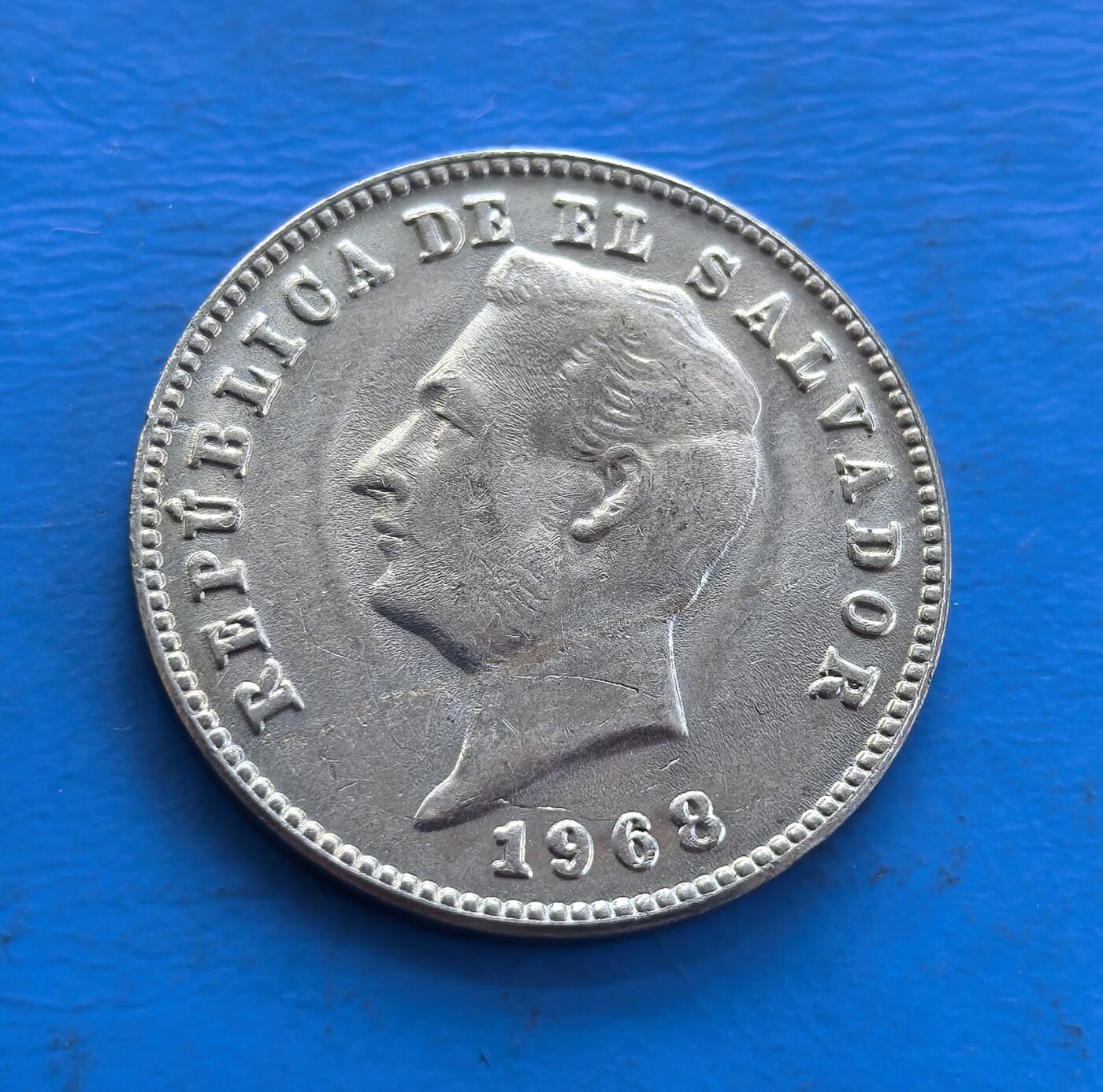 外国优质老铜币高银银币，周六九点倒数截拍，满百包邮，持续收拍 萨尔瓦多1968 年10 分，见证中美洲战后共和进程。正面镌 “REPUBLICA DE EL SALVADOR” ，凝共和符号；背面橄榄枝环饰面值，寄和平愿景。银质包浆载岁月痕迹，设计融地域文化与时代寓意。拉美小众存世稀，解码萨尔瓦多战后脉络，藏异域共和精神，是中美洲货币收藏独特标的 。