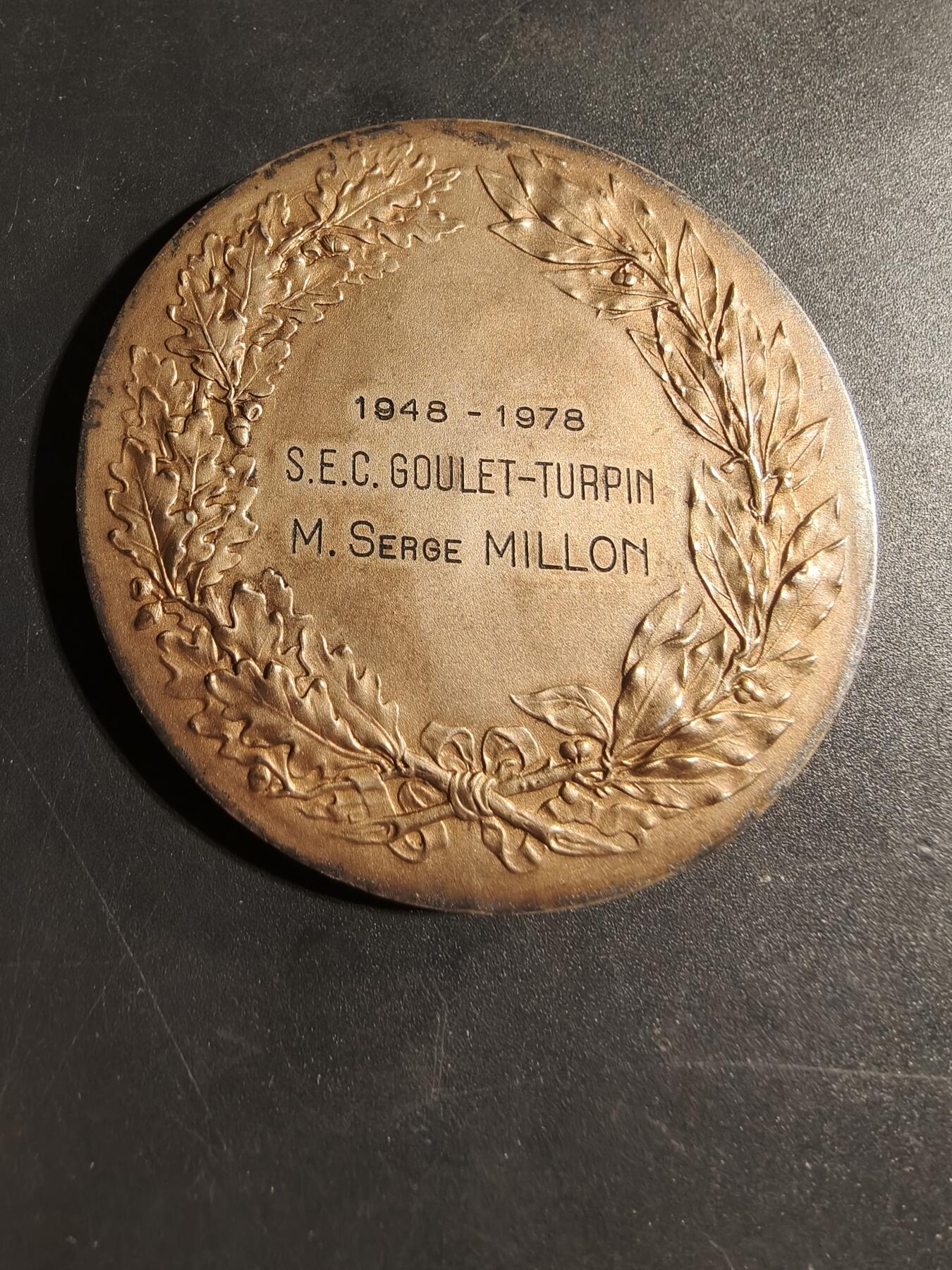 老王徽章第173期 法国橄榄枝女神镀金大银章     950银镀金    原盒美品    直径58mm     重量101.3g