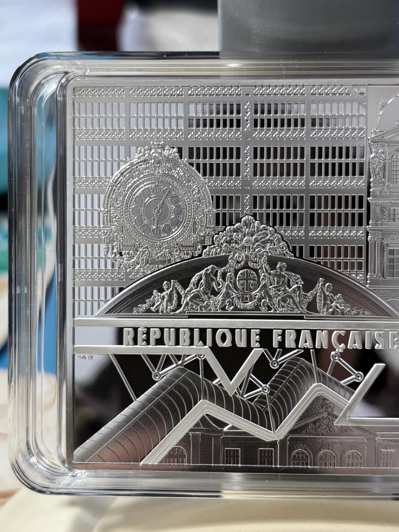 第186期拍卖 法国2023年卢浮宫杰作自由引导人民500克彩色银币，999银，500克，编号096