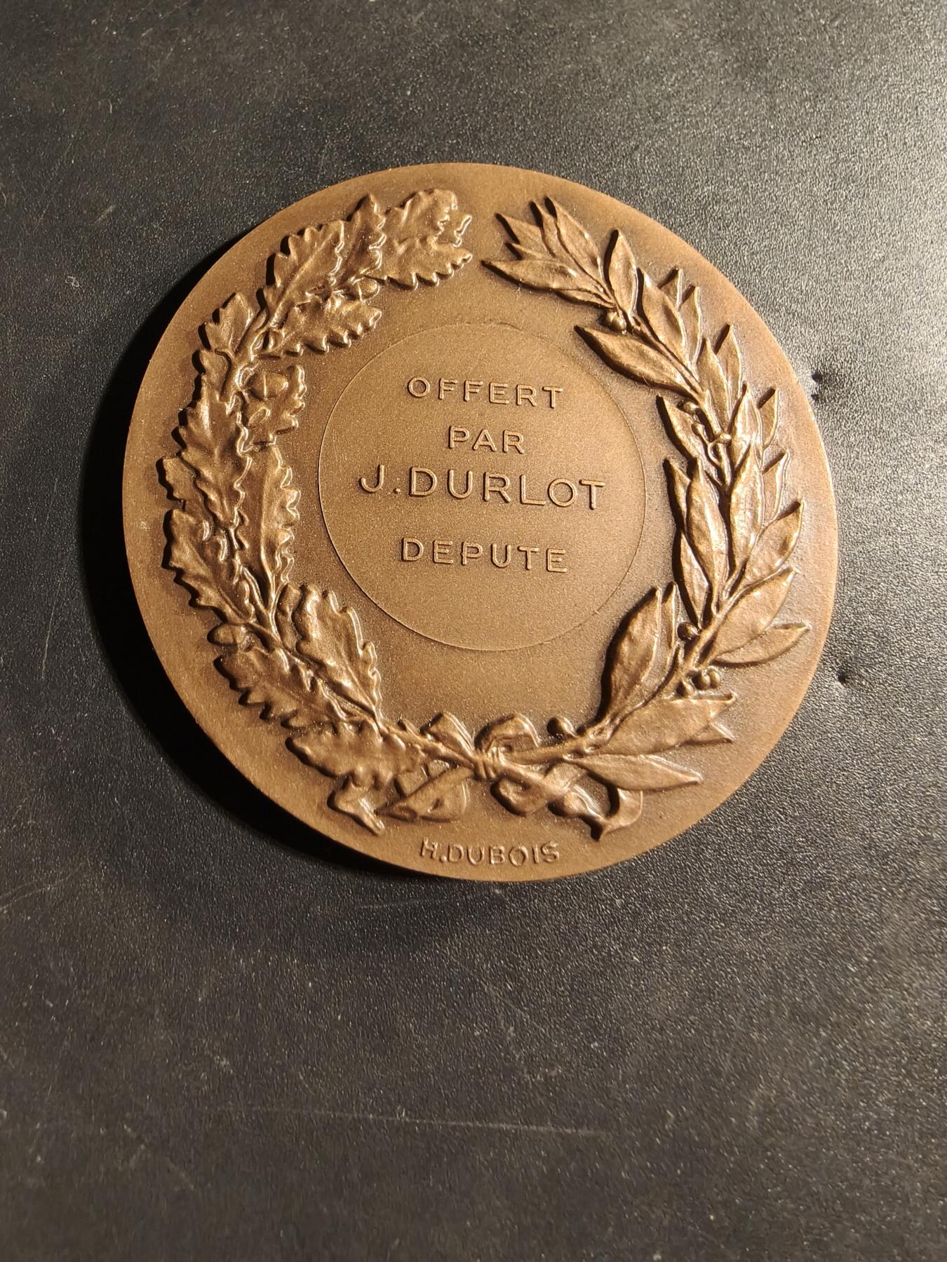 老王徽章第173期 法国音乐协会大铜章     直径50mm    重量60.6g