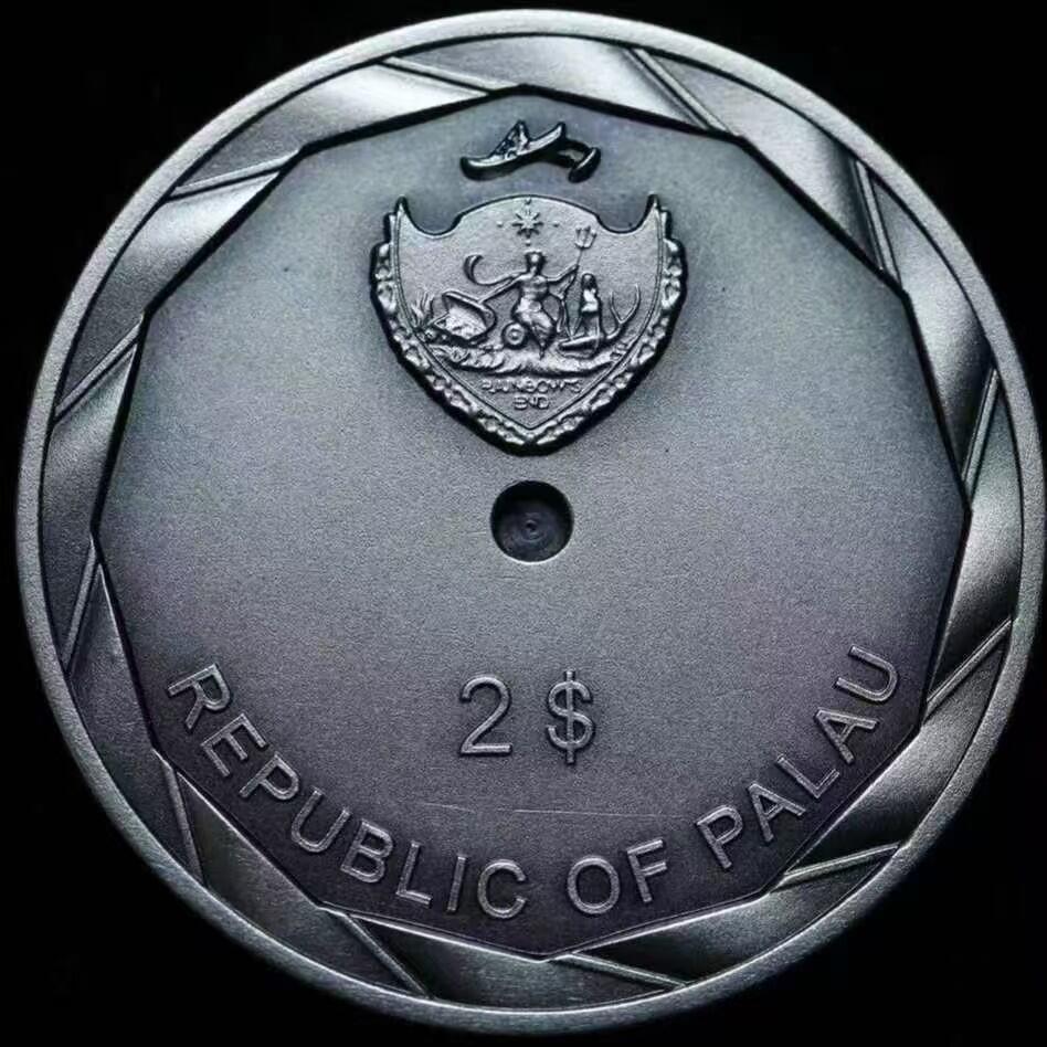 ❤️【币观天下】❤️ 第337期钱币拍卖- 2026.1.2周五晚上6点半场-长期征集拍品 帕劳2019年照相术180年纪念银币面值2元，925银10克，直径30毫米，中间微孔，仿古，发行999枚 带证书，包装为一个可实用的古典暗盒式照相机，配胶卷和使用说明。