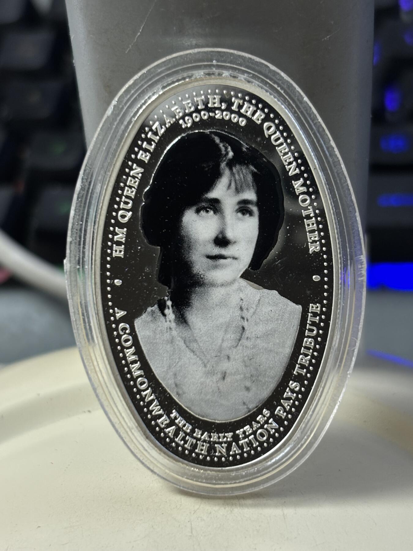 第186期拍卖 赞比亚2000年女王母亲肖像彩色纪念银币3枚套，925银，20克*3，银价999，有瑕疵