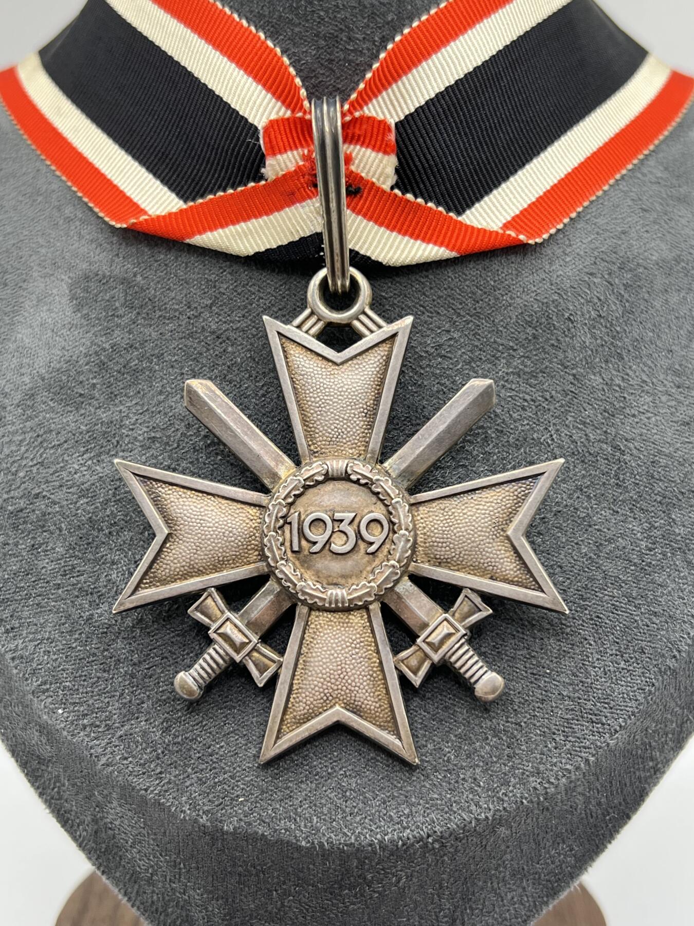 小驴勋章奖章收藏1月2日周五晚六点拍卖（珍爱和平，收藏战争，铭记历史，勿忘国耻，忠党爱国。有偿代拍，送拍规则在简介最后，参拍须阅读规则后再参拍，关系到运费包装发货时效真假辨别等关键信息，拍卖时不再发原图，看大图店主微信码在拍卖店铺介绍里） WWII德骑士级佩剑战功十字勋章（RKVK）带罕见红色原盒，由著名的Deschler & Sohn München厂（1厂）制作，底部打1厂标+900银标，绶带宽3cm长41cm绑绳部分两根绳分别长27cm共95厘米（典型战地使用KVK绶带实配发样式），战时共颁发272/274枚佩剑骑士战功十字，极其罕见，带盒参考价10000欧