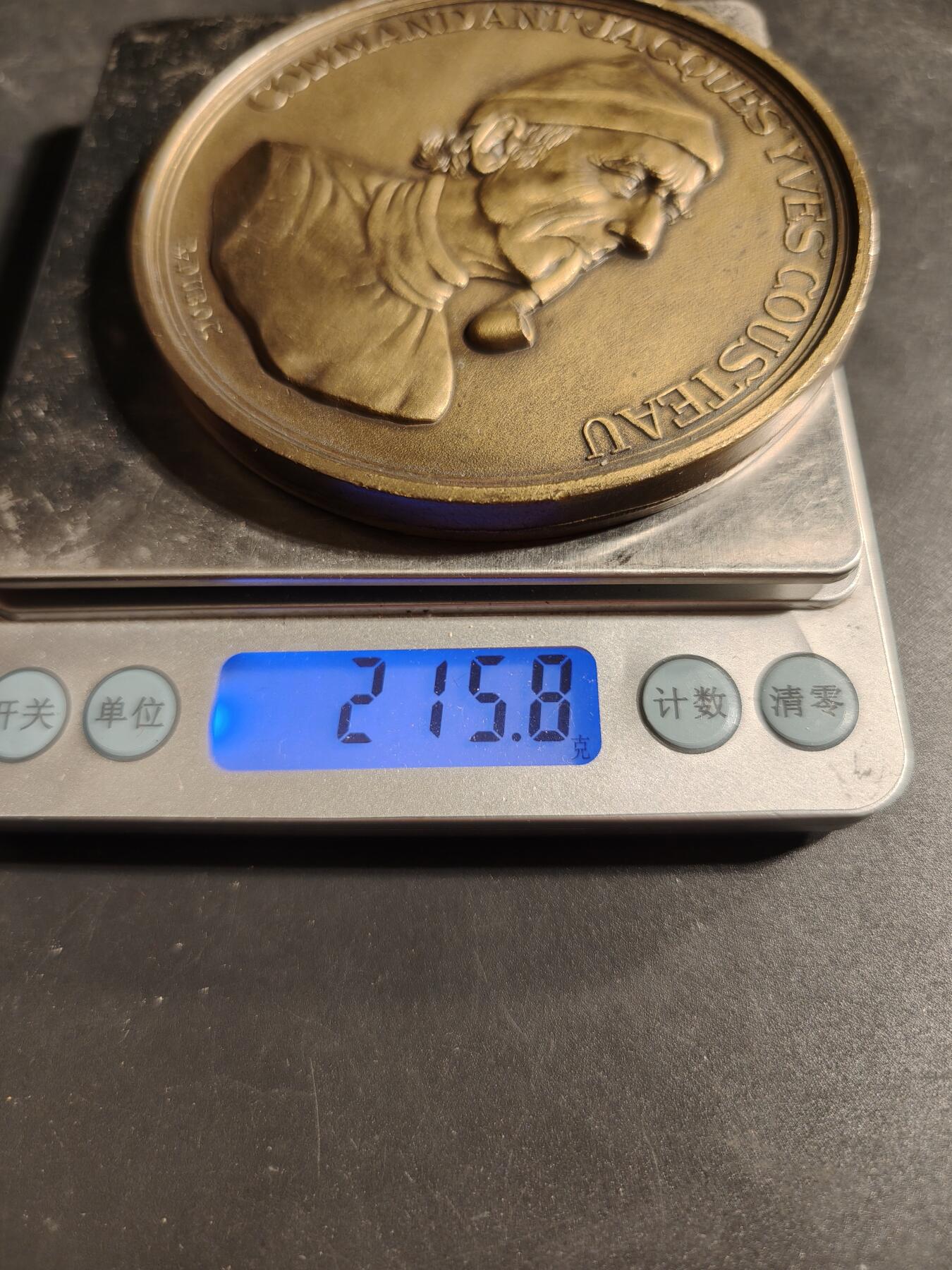 老王徽章第173期 法国罗伯特拉丰特出版社海军探险家雅克·库斯托纪念章    原盒    直径88mm    重量215.8g