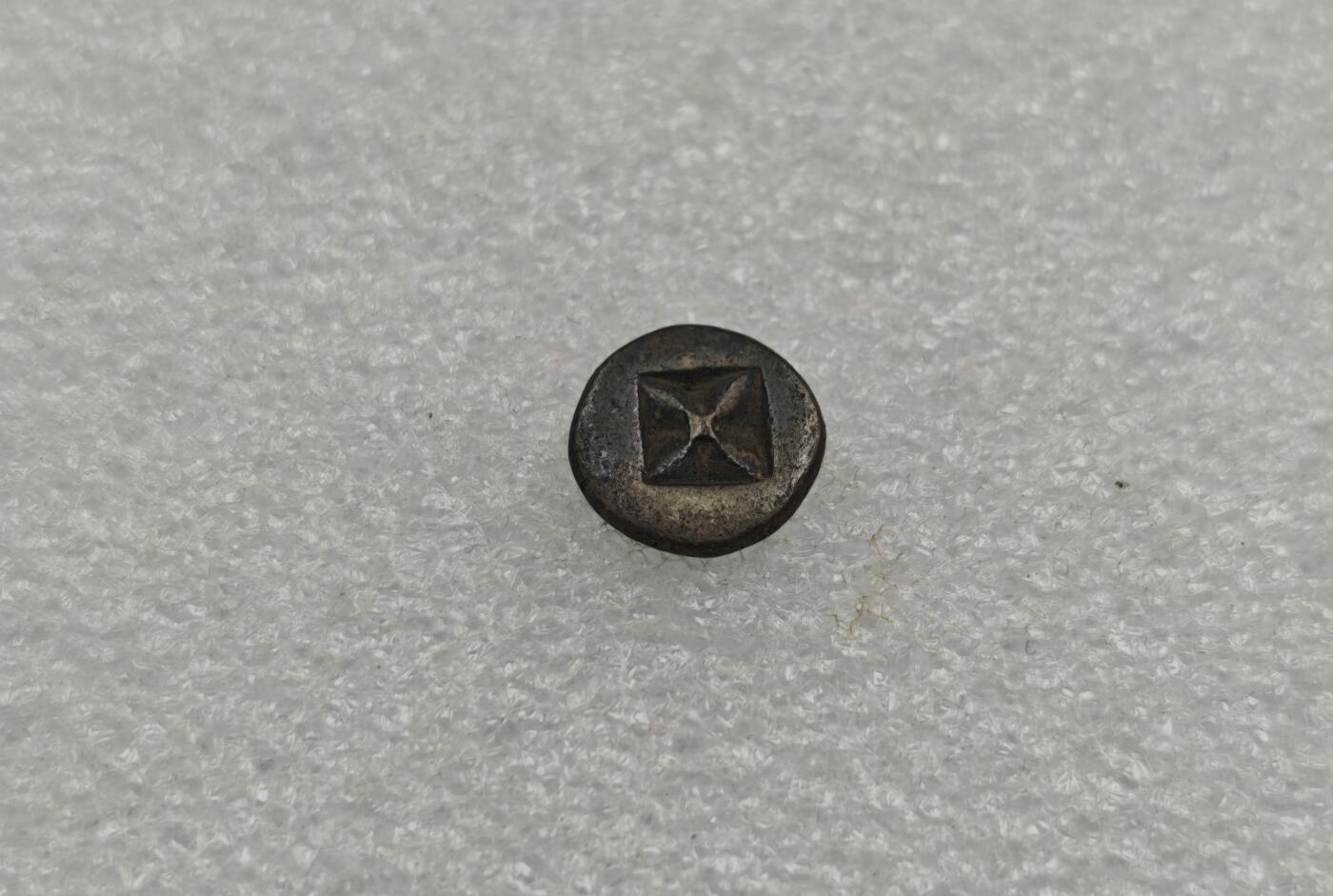 瓶子🏺第223期拍卖会  8世纪三佛齐王国檀香花图案打制银币