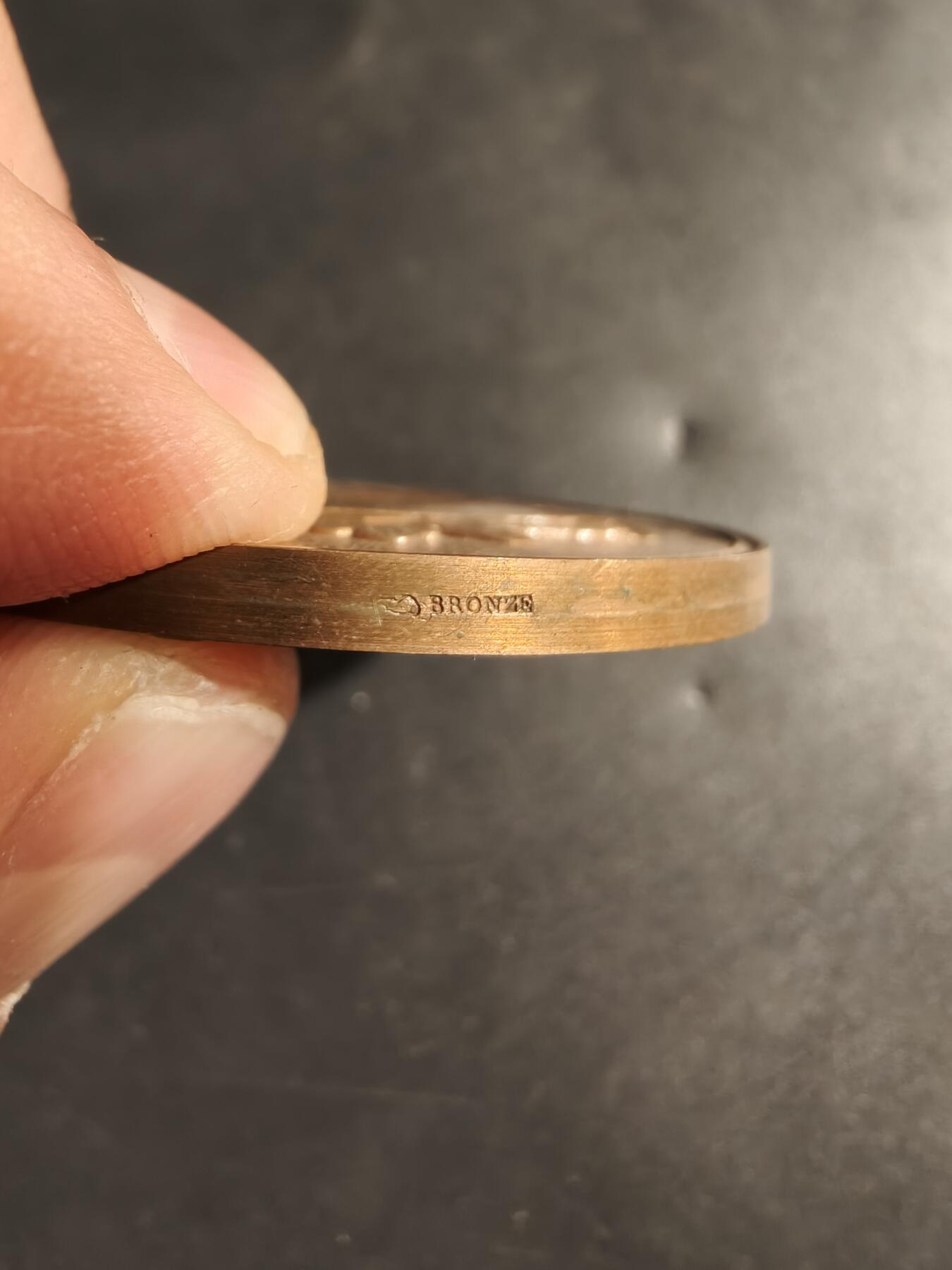 老王徽章第173期 法国音乐协会大铜章     直径50mm    重量60.6g