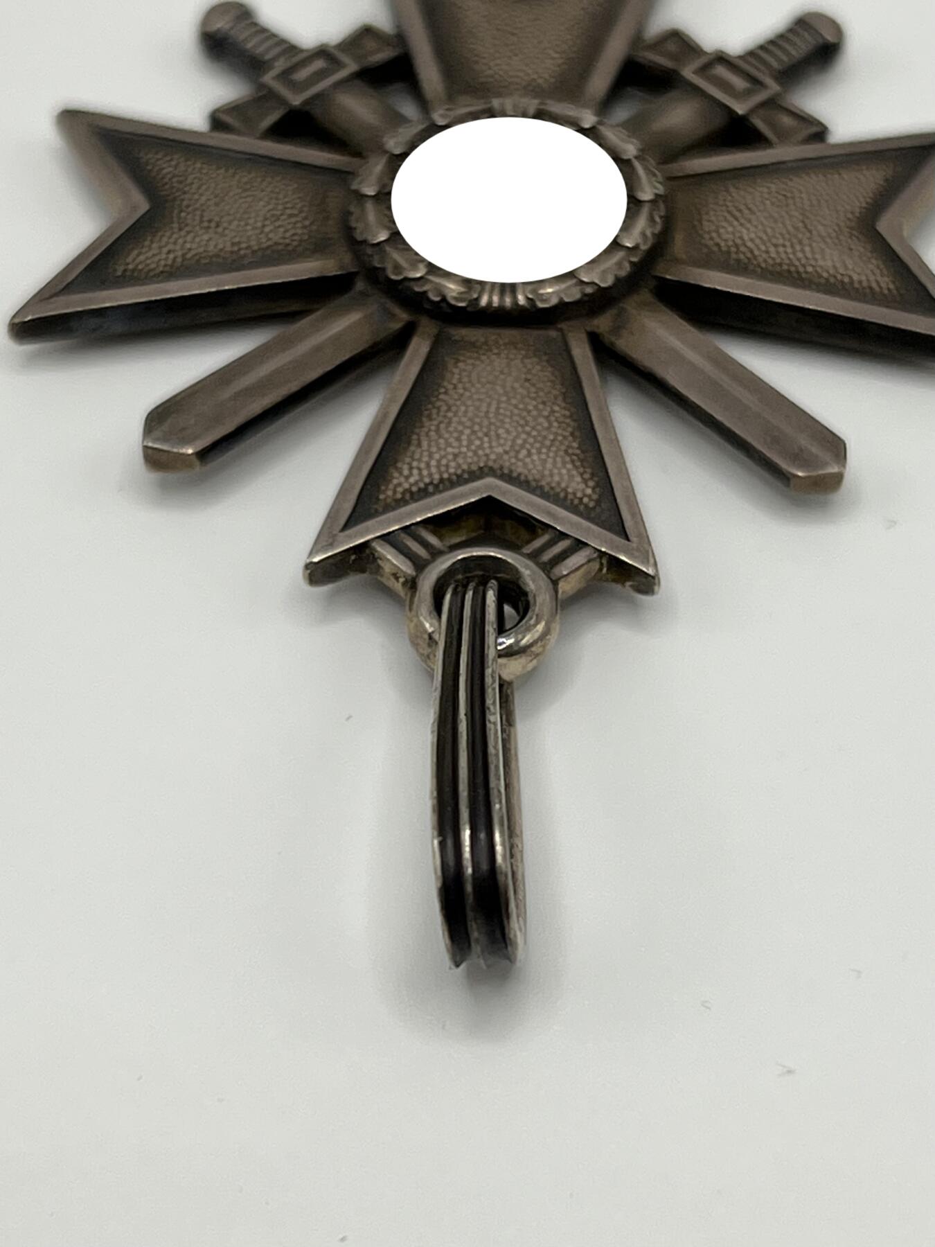 小驴勋章奖章收藏1月2日周五晚六点拍卖（珍爱和平，收藏战争，铭记历史，勿忘国耻，忠党爱国。有偿代拍，送拍规则在简介最后，参拍须阅读规则后再参拍，关系到运费包装发货时效真假辨别等关键信息，拍卖时不再发原图，看大图店主微信码在拍卖店铺介绍里） WWII德骑士级佩剑战功十字勋章（RKVK）带罕见红色原盒，由著名的Deschler & Sohn München厂（1厂）制作，底部打1厂标+900银标，绶带宽3cm长41cm绑绳部分两根绳分别长27cm共95厘米（典型战地使用KVK绶带实配发样式），战时共颁发272/274枚佩剑骑士战功十字，极其罕见，带盒参考价10000欧