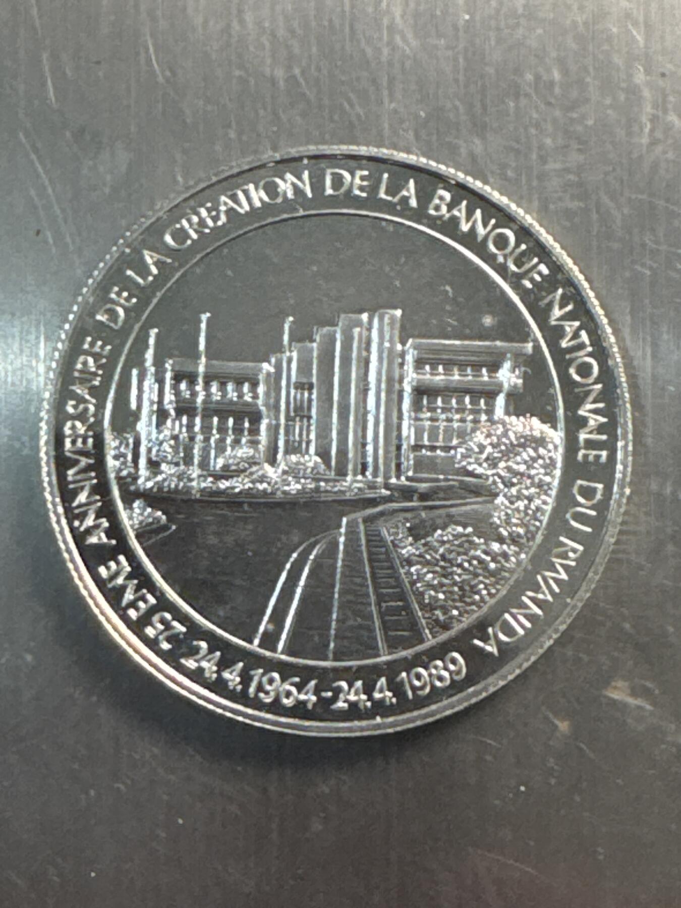 ❤️【币观天下】❤️ 第337期钱币拍卖- 2026.1.2周五晚上6点半场-长期征集拍品 卢旺达1989年100法郎国家银行成立25周年1盎司大银币