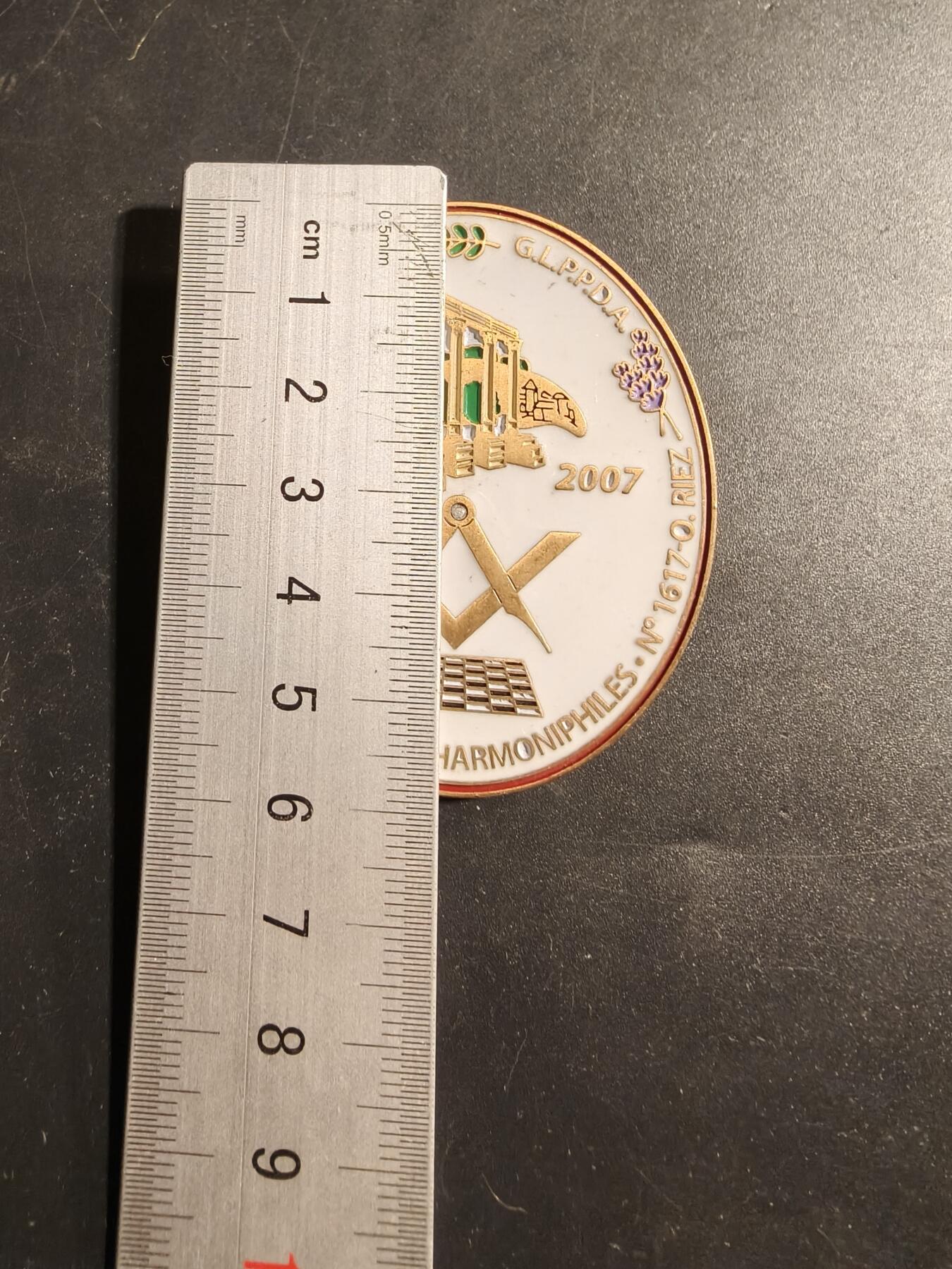 老王徽章第173期 法国里耶斯市圣约翰协会证章    58×48mm    49g