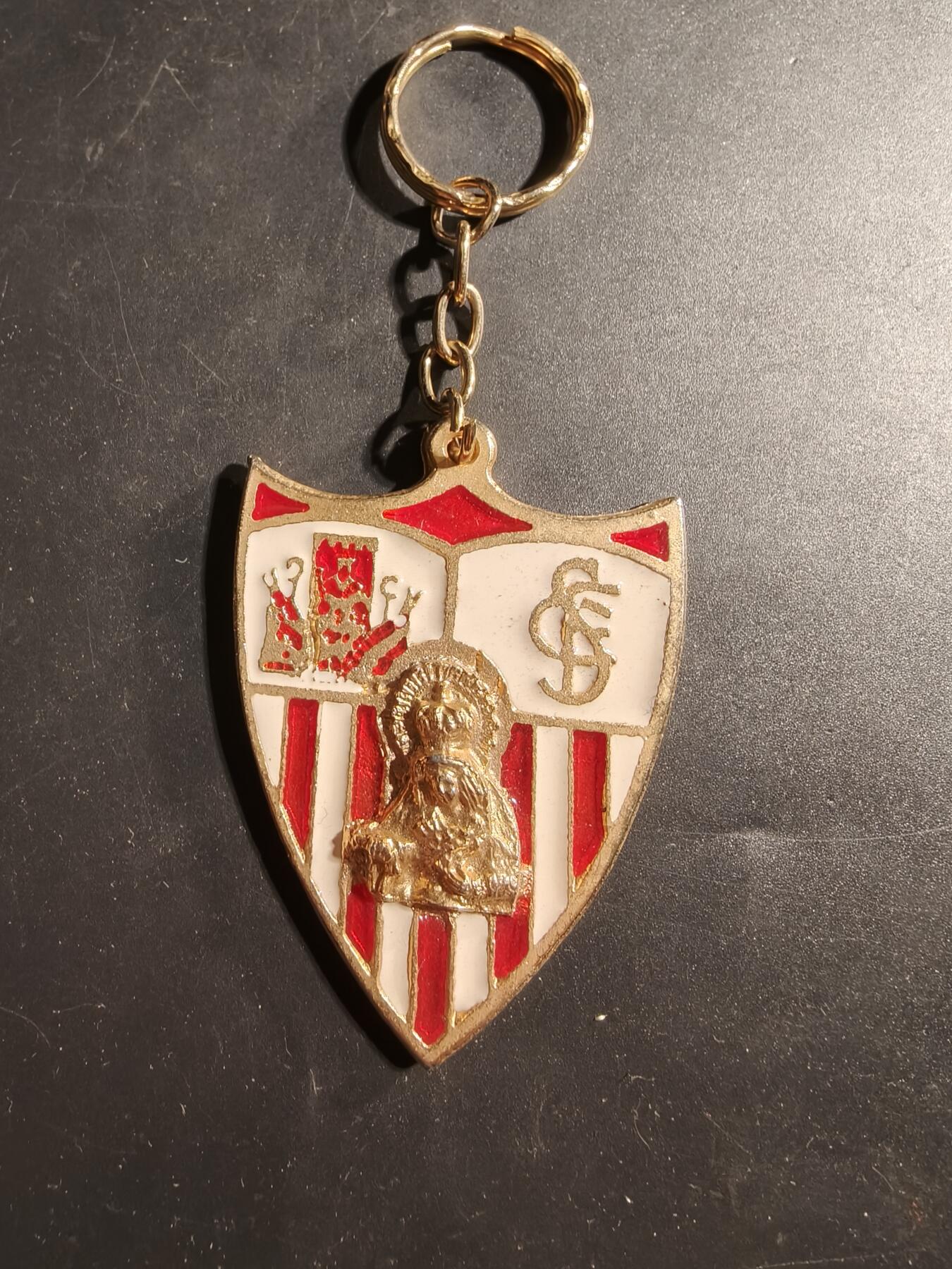 老王徽章第173期 西班牙西甲塞维利亚足球俱乐部钥匙扣    大尺寸50×60mm