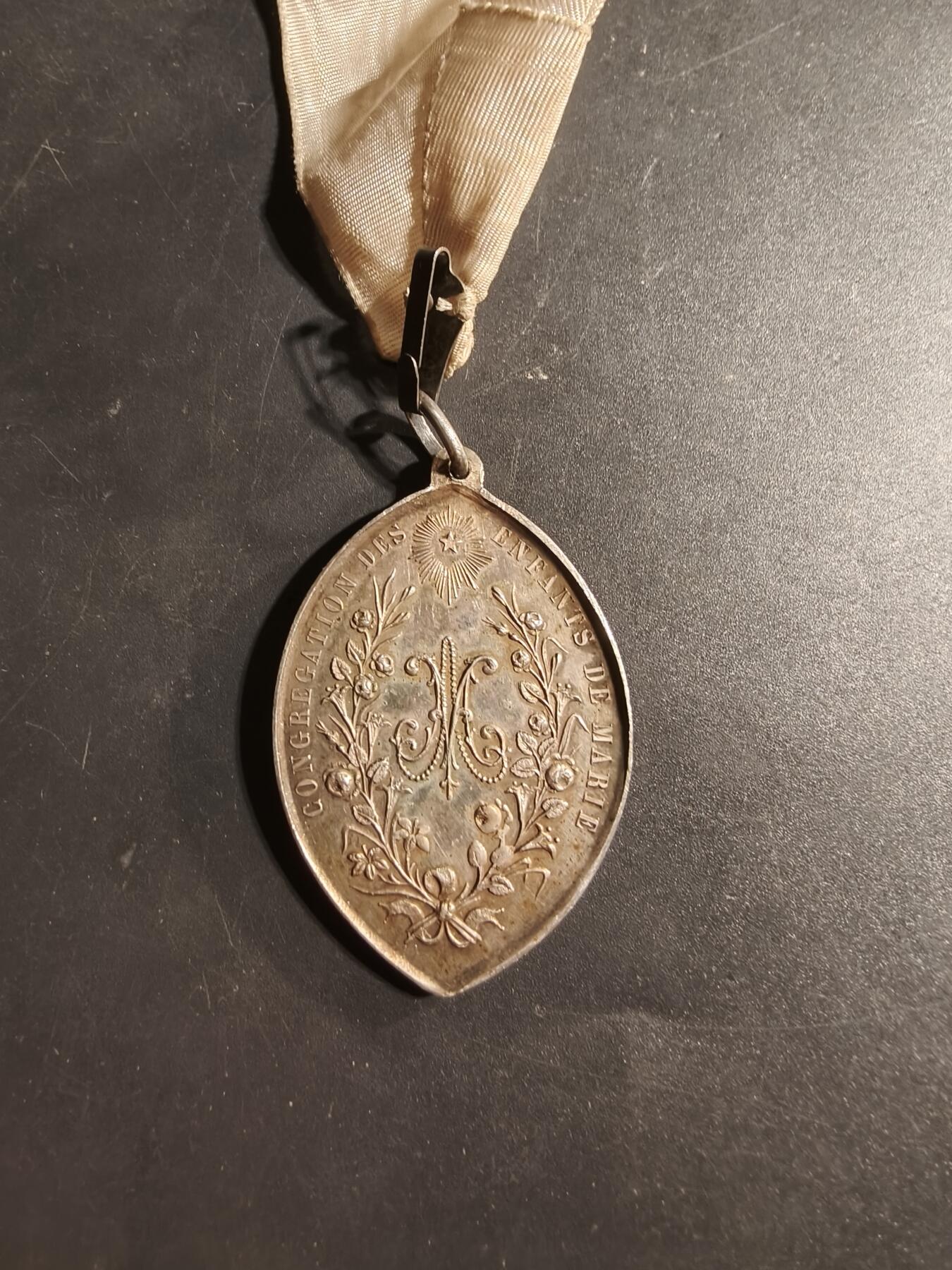 老王徽章第173期 法国天主教会圣母玛利亚儿童会大银章    950银    48×28mm     重量21.4g