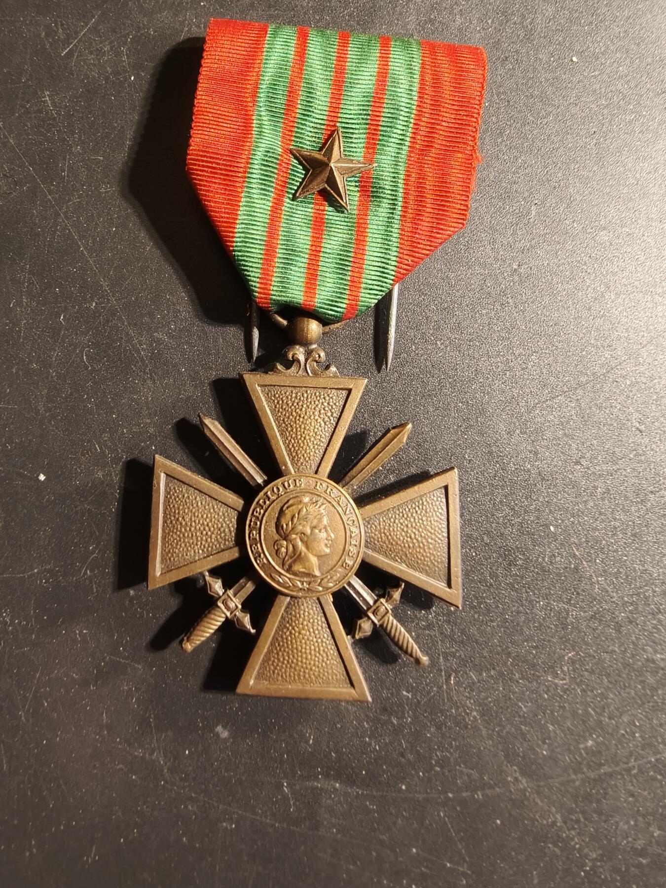 老王徽章第173期 法国1939-40版战争十字奖章    1颗铜星勋饰
