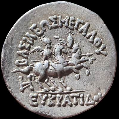 典藏名品美品！希腊化-中亚 巴克特里亚王国-欧克拉提德斯国王 1德拉克马银币 背面是狄俄斯库里兄弟骑兵 文骑马面王像，品相非常漂亮，铭文清晰图案全美，底板光滑平整，而且这种类型的着盔版非常少见，这一枚应该是普什卡拉瓦提造币厂的