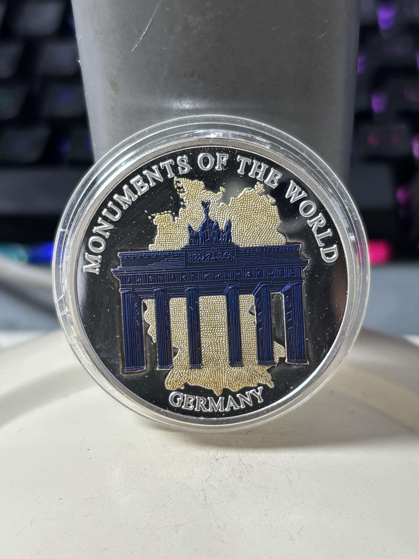 第186期拍卖 马拉维2006年德国勃兰登堡门银铌镀金三金属纪念币，999银/999铌/999金，20克/1.47克，38毫米，发行1000枚，有丝痕