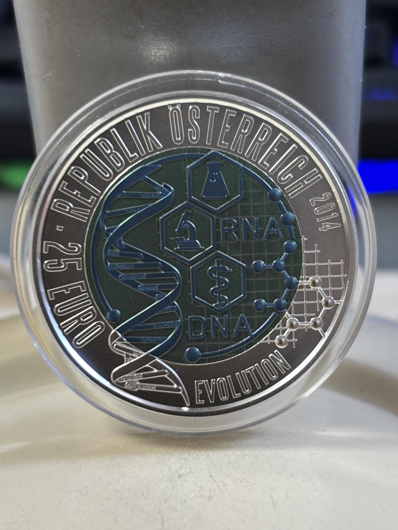 第186期拍卖 奥地利2014年进化论铌银镶嵌双色纪念币，900银998铌，10克/7.15克，