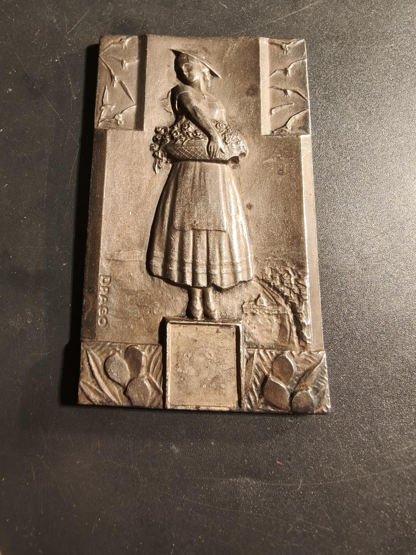 老王徽章第173期 法国尼斯市农业丰收主题方形镀银大铜章     原盒     尺寸81×44mm     重量106.3g