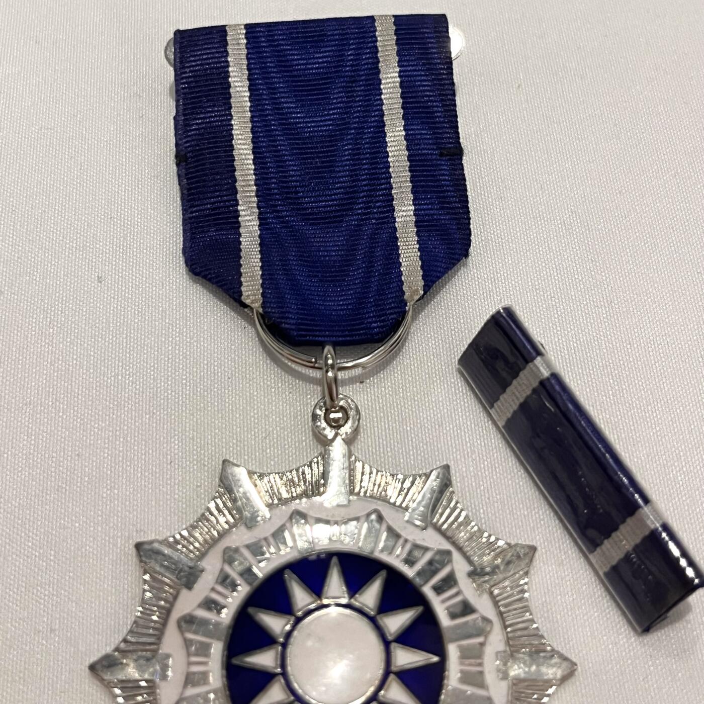 韵星假日拍卖第三十四期 -- Rimey Holidays Auction 34 中国国民党华夏奖章，带略章