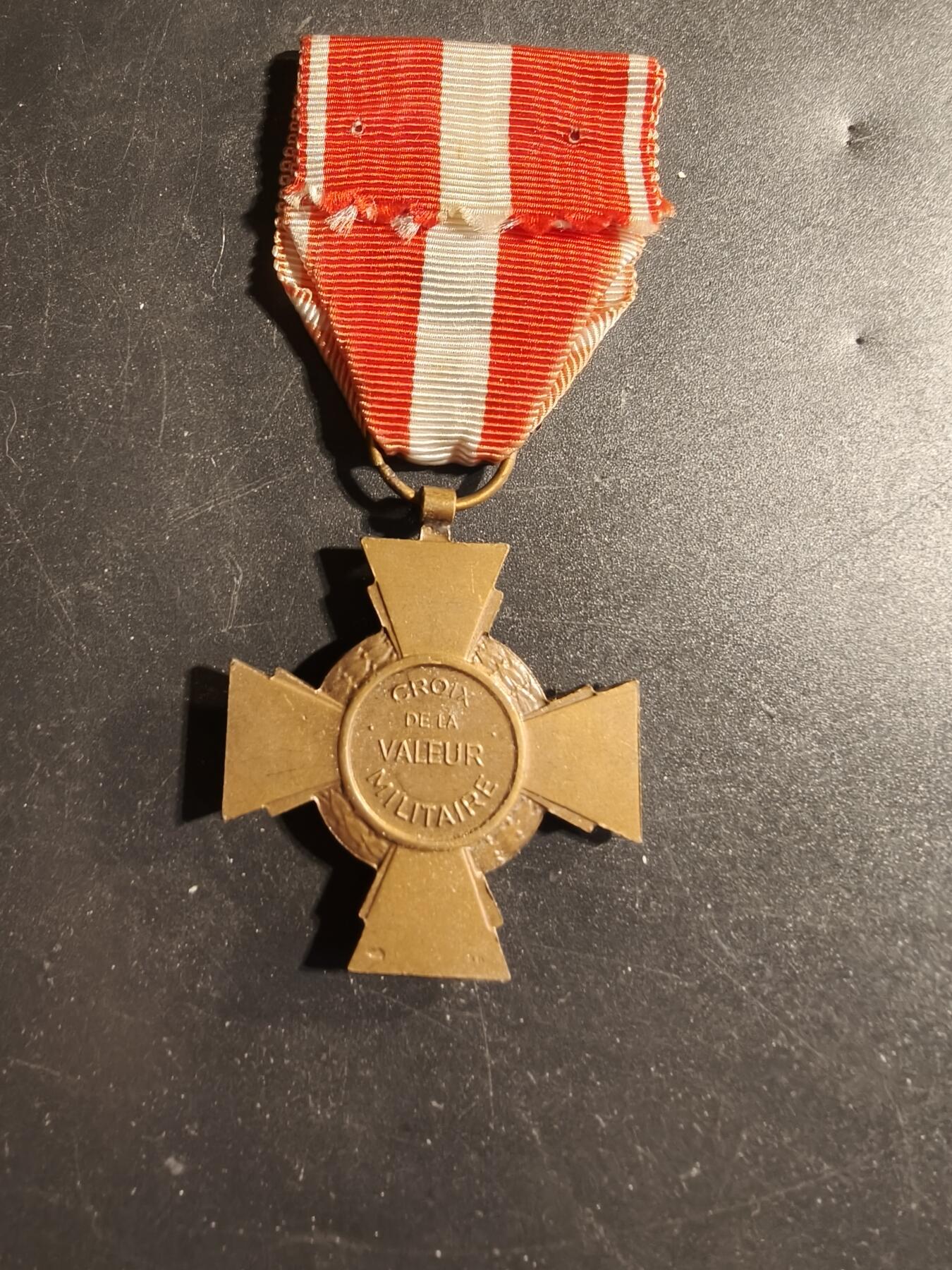 老王徽章第173期 法国海外行动版战斗十字奖章    一颗铜棕榈勋饰