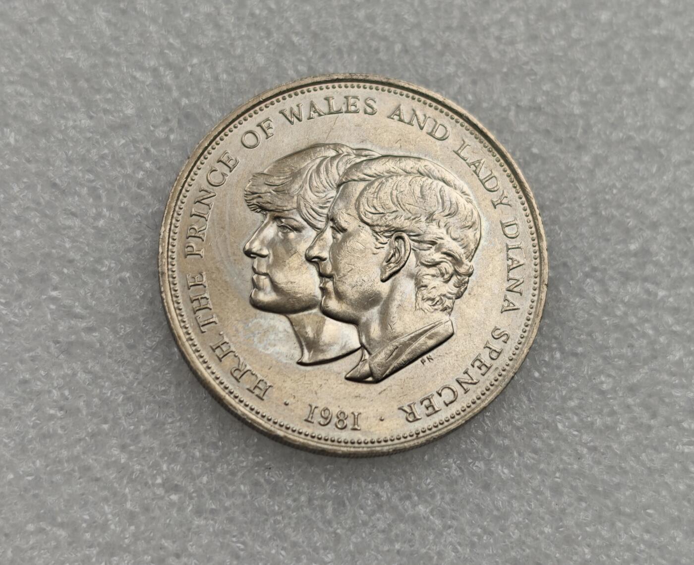 瓶子🏺第223期拍卖会  1981年英国伊丽莎白女王克朗型纪念币  戴安娜王妃结婚纪念