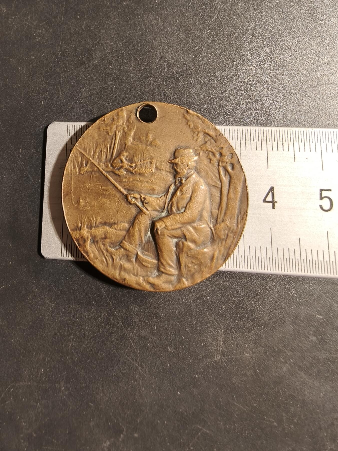 老王徽章第173期 法国垂钓者大铜章     直径36mm    重量22.1g      大师波特作品