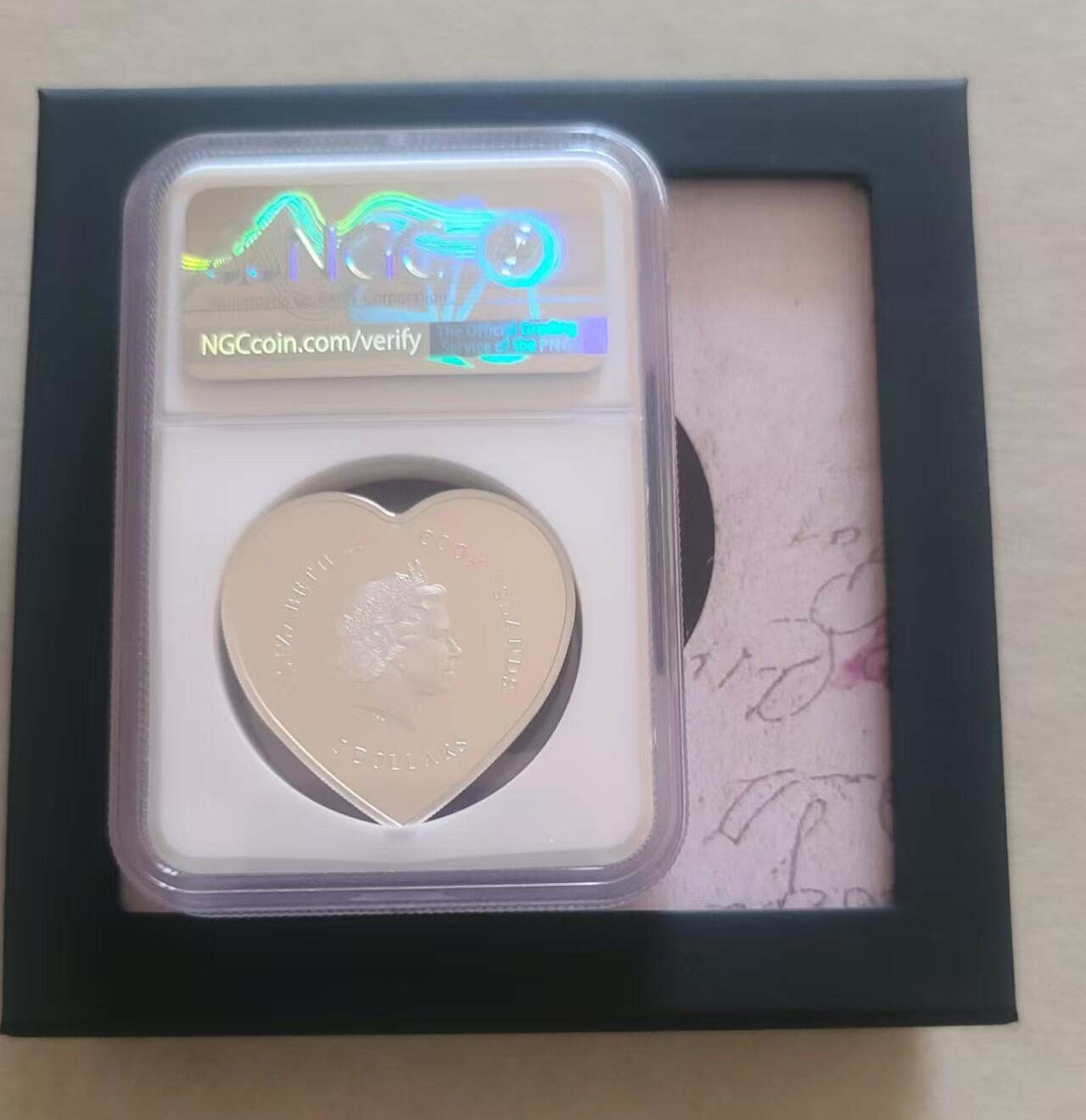 ❤️【币观天下】❤️ 第337期钱币拍卖- 2026.1.2周五晚上6点半场-长期征集拍品 库克2022年情人节心形水晶镶嵌银币NGC评级币带证书包装