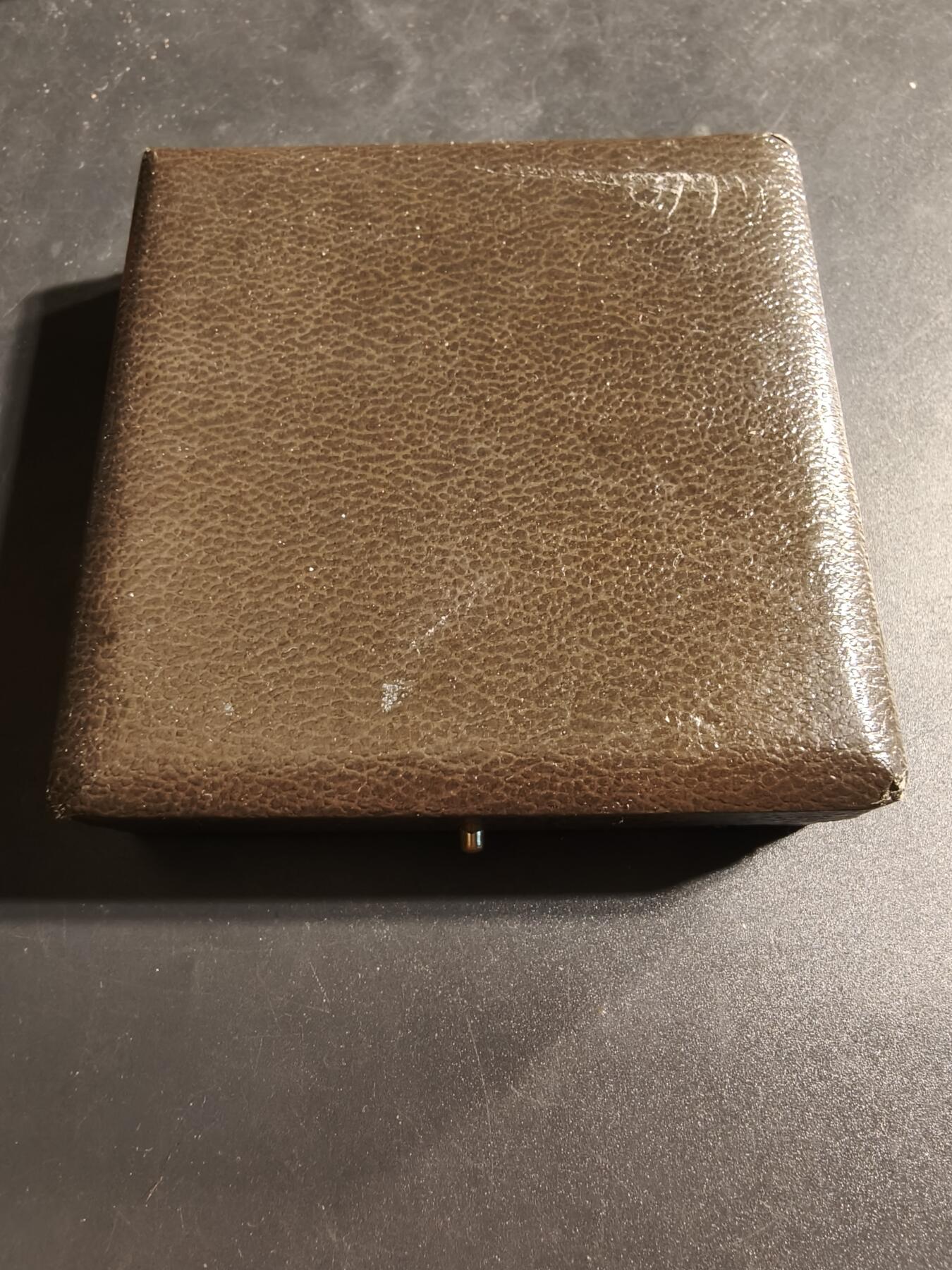 老王徽章第173期 法国阿扎勒里多城堡大铜章     原盒      高浮雕       正面描绘了一位裸体女性形象，配有法国著名诗人龙萨的《致玛丽的颂歌》     直径59mm      重量124.7g