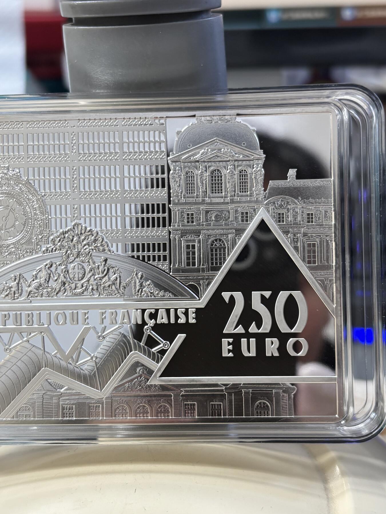 第186期拍卖 法国2023年卢浮宫杰作自由引导人民500克彩色银币，999银，500克，编号096