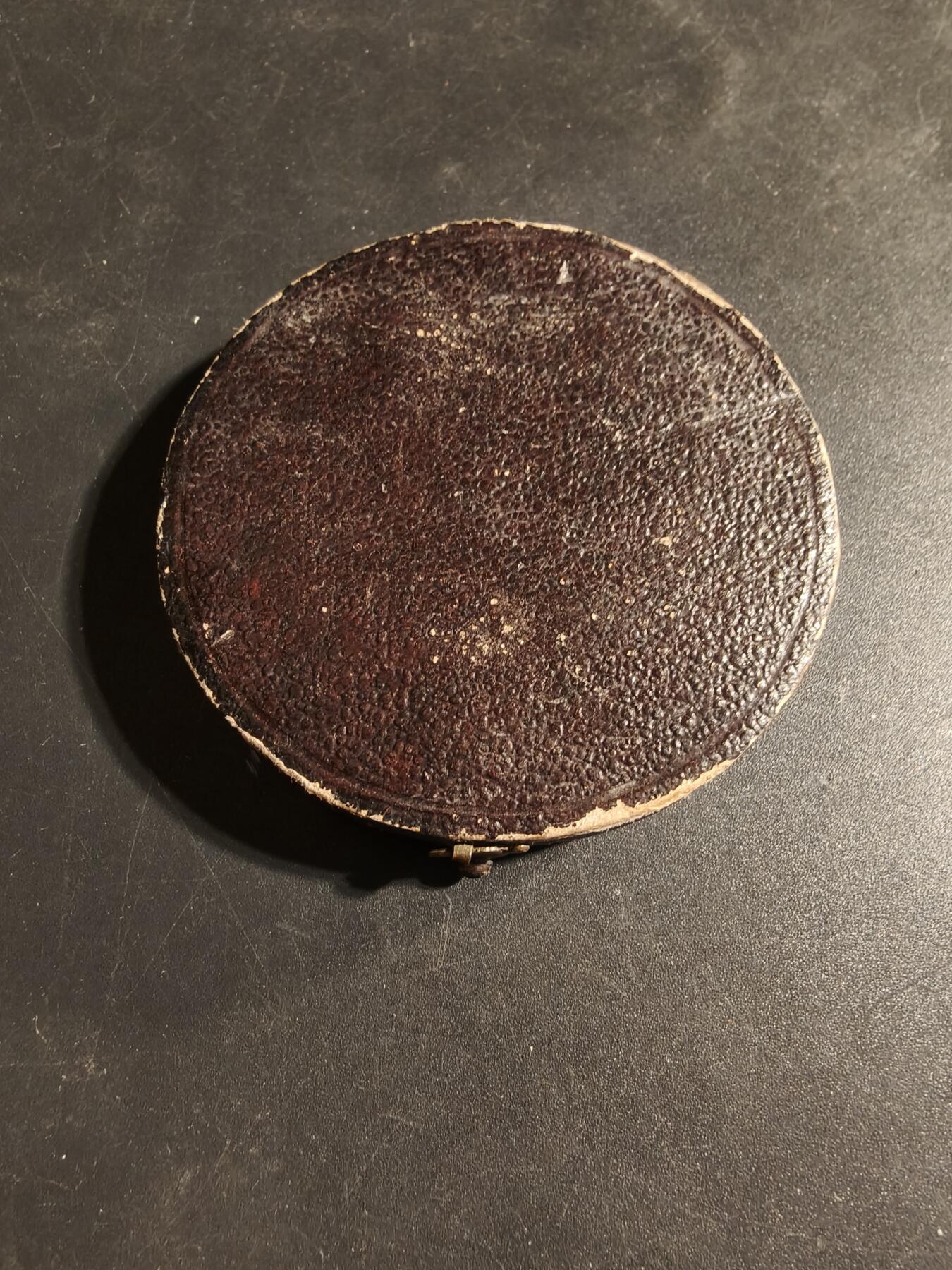 老王徽章第173期 法国图卢兹市小学教育证书镀银大铜章     原盒      大师里维特作品      直径50mm      重量71.1g