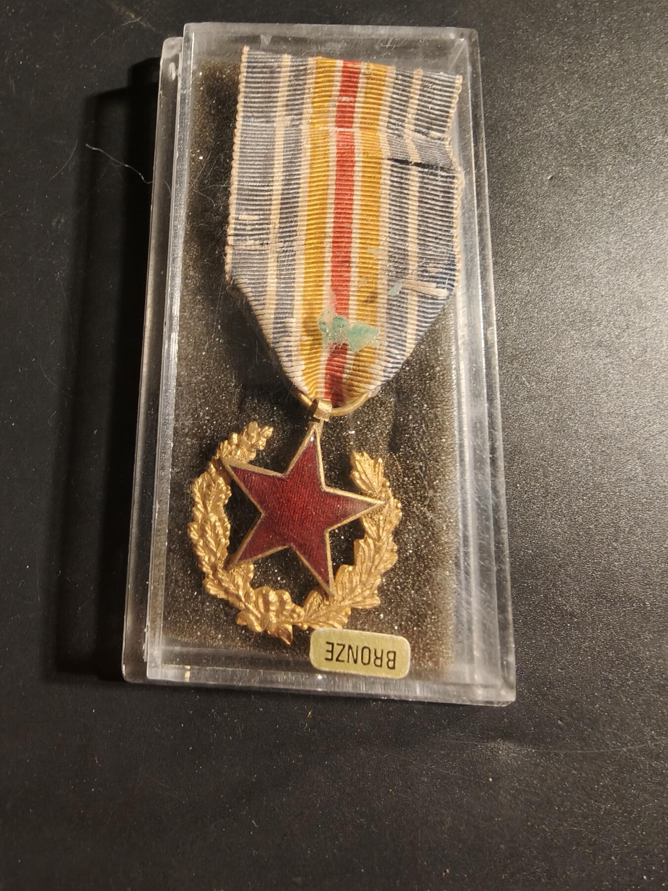 老王徽章第173期 法国战伤奖章    早期花环版    带塑料盒