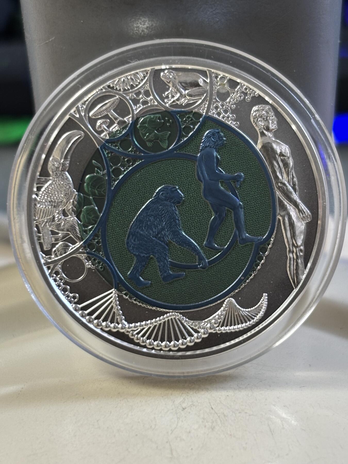 第186期拍卖 奥地利2014年进化论铌银镶嵌双色纪念币，900银998铌，10克/7.15克，