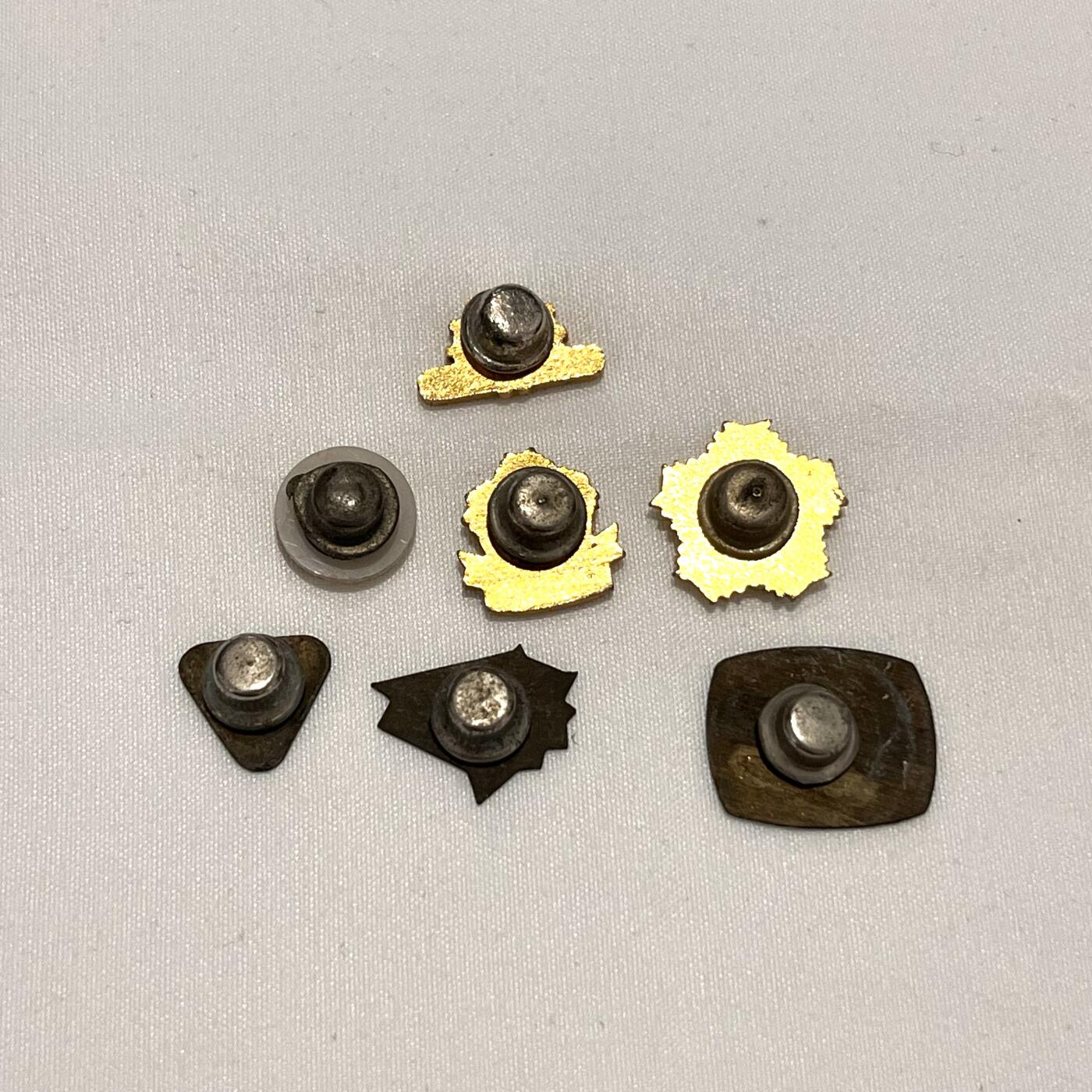 韵星假日拍卖第三十四期 -- Rimey Holidays Auction 34 蒋公像章、金门水库、党徽等徽章一组七枚