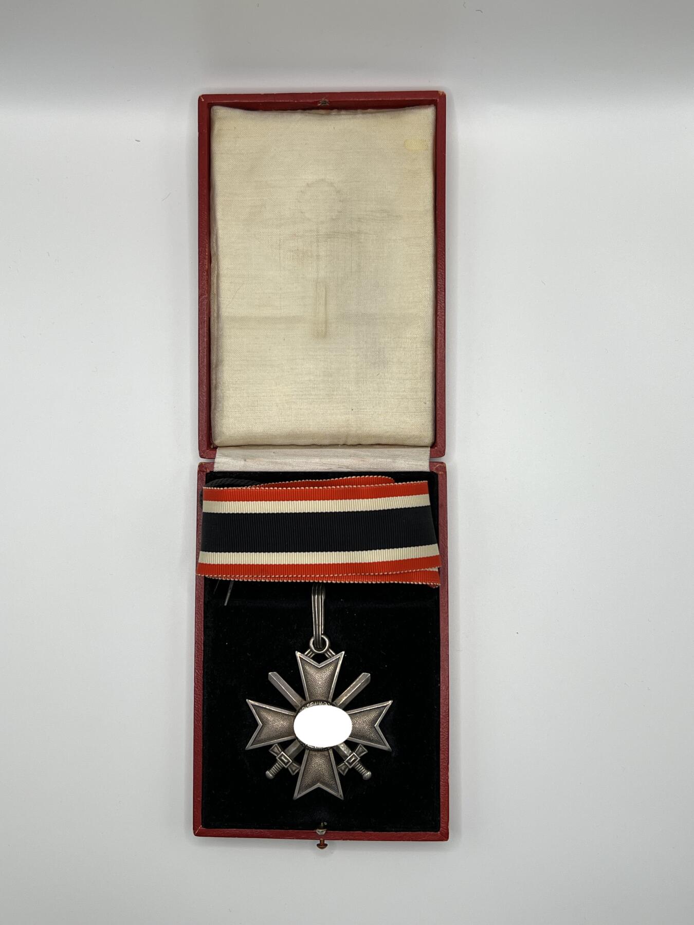 小驴勋章奖章收藏1月2日周五晚六点拍卖（珍爱和平，收藏战争，铭记历史，勿忘国耻，忠党爱国。有偿代拍，送拍规则在简介最后，参拍须阅读规则后再参拍，关系到运费包装发货时效真假辨别等关键信息，拍卖时不再发原图，看大图店主微信码在拍卖店铺介绍里） WWII德骑士级佩剑战功十字勋章（RKVK）带罕见红色原盒，由著名的Deschler & Sohn München厂（1厂）制作，底部打1厂标+900银标，绶带宽3cm长41cm绑绳部分两根绳分别长27cm共95厘米（典型战地使用KVK绶带实配发样式），战时共颁发272/274枚佩剑骑士战功十字，极其罕见，带盒参考价10000欧