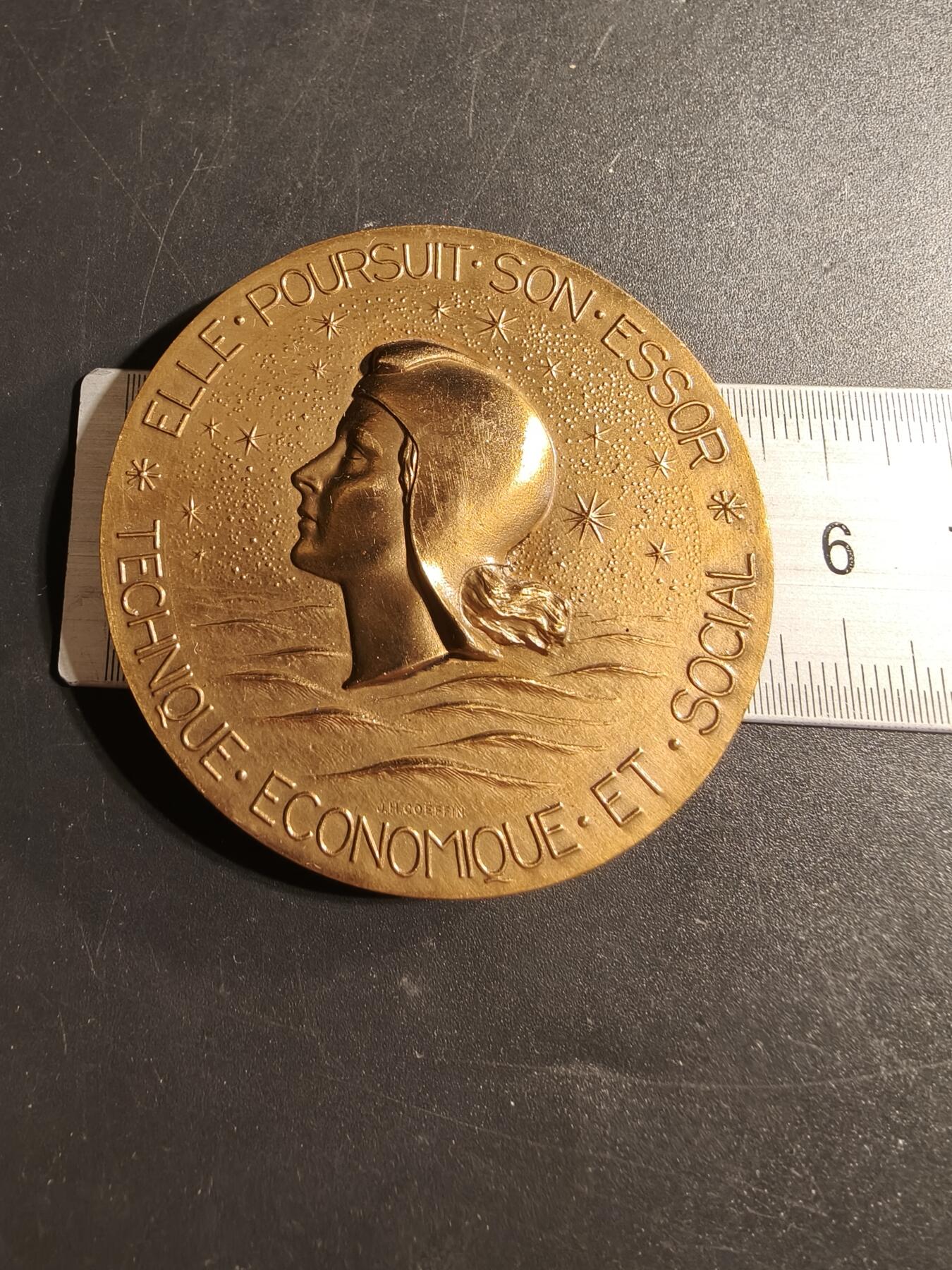 老王徽章第173期 法国国家大西洋航运公司纪念“法国号”邮轮1962年首航大铜章      原盒       直径54mm      重量74.9g 