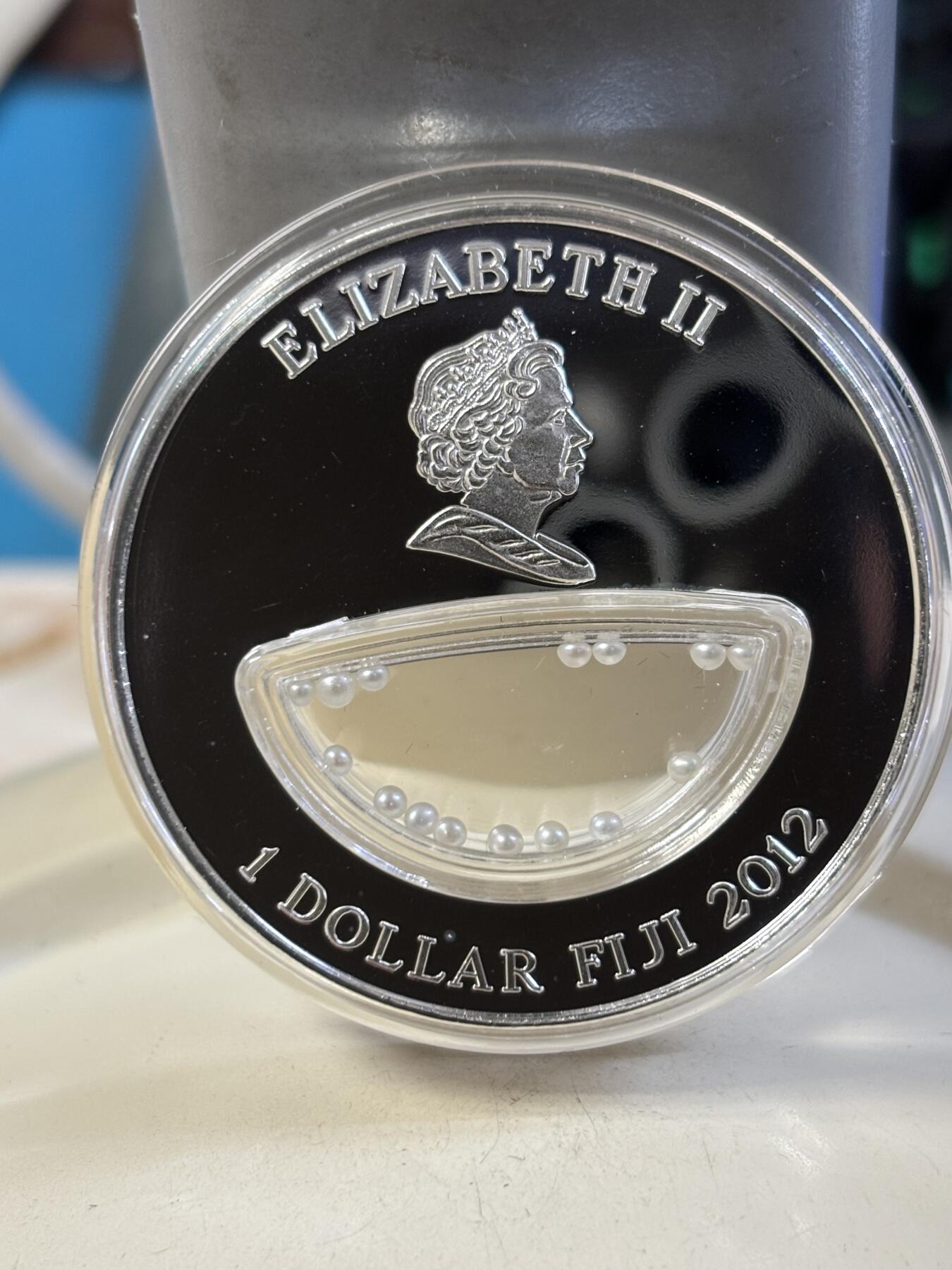 第186期拍卖 斐济2012年自然宝藏系列中空镶嵌中国白珍珠银币，999银，20克，发行999枚