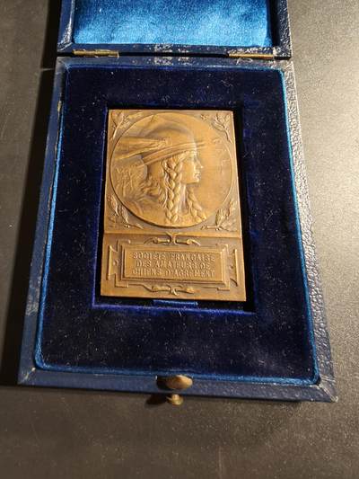 老王徽章第173期 - 法国宠物犬爱好者协会方形大铜章     原盒      正面为高卢人形象，大师Dropsy作品      尺寸38×56mm     重量49.3g