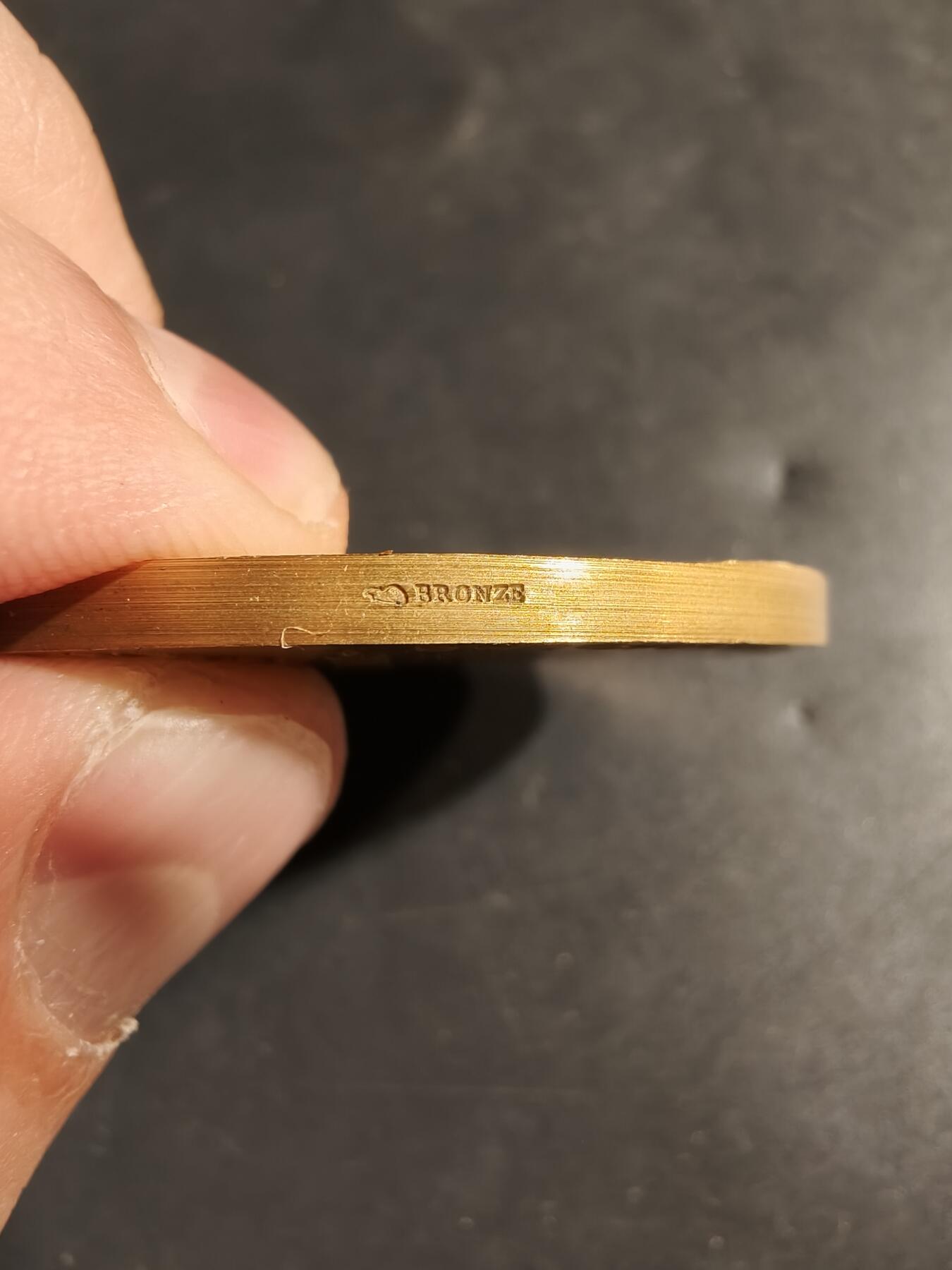 老王徽章第173期 法国天主教联谊协会镀金大铜章      直径50mm     重量61.3g