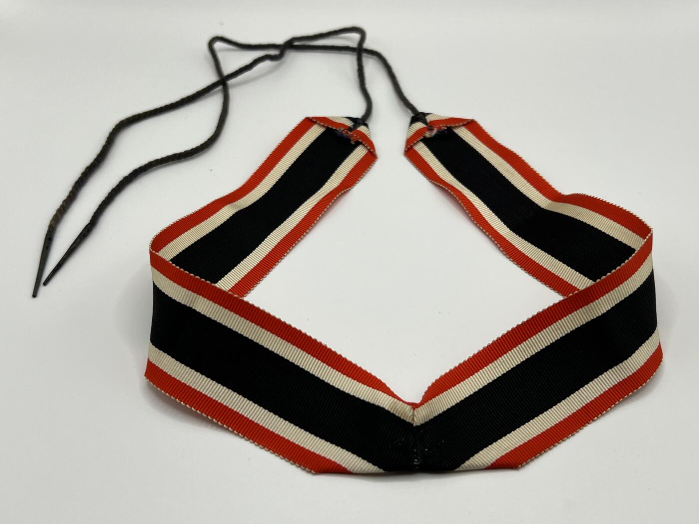 小驴勋章奖章收藏1月2日周五晚六点拍卖（珍爱和平，收藏战争，铭记历史，勿忘国耻，忠党爱国。有偿代拍，送拍规则在简介最后，参拍须阅读规则后再参拍，关系到运费包装发货时效真假辨别等关键信息，拍卖时不再发原图，看大图店主微信码在拍卖店铺介绍里） WWII德骑士级佩剑战功十字勋章（RKVK）带罕见红色原盒，由著名的Deschler & Sohn München厂（1厂）制作，底部打1厂标+900银标，绶带宽3cm长41cm绑绳部分两根绳分别长27cm共95厘米（典型战地使用KVK绶带实配发样式），战时共颁发272/274枚佩剑骑士战功十字，极其罕见，带盒参考价10000欧