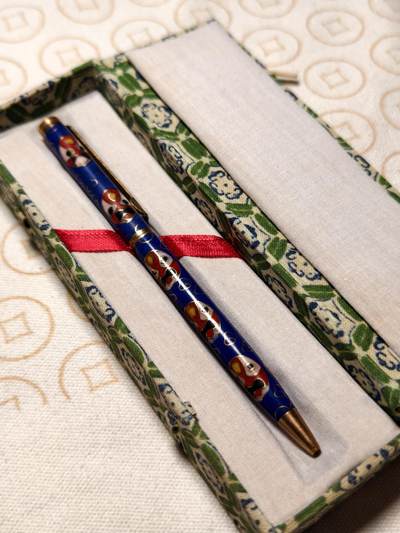 抚柳草堂-第五期章牌钱币（元旦欢庆场） 奖章勋章限时免佣 满百包邮 放漏专场 - 八十年代创汇时期景泰蓝老板笔 原盒好品 少见脸谱 铜胎镀金掐丝珐琅纯手工工艺 笔芯已更换 可以正常书写