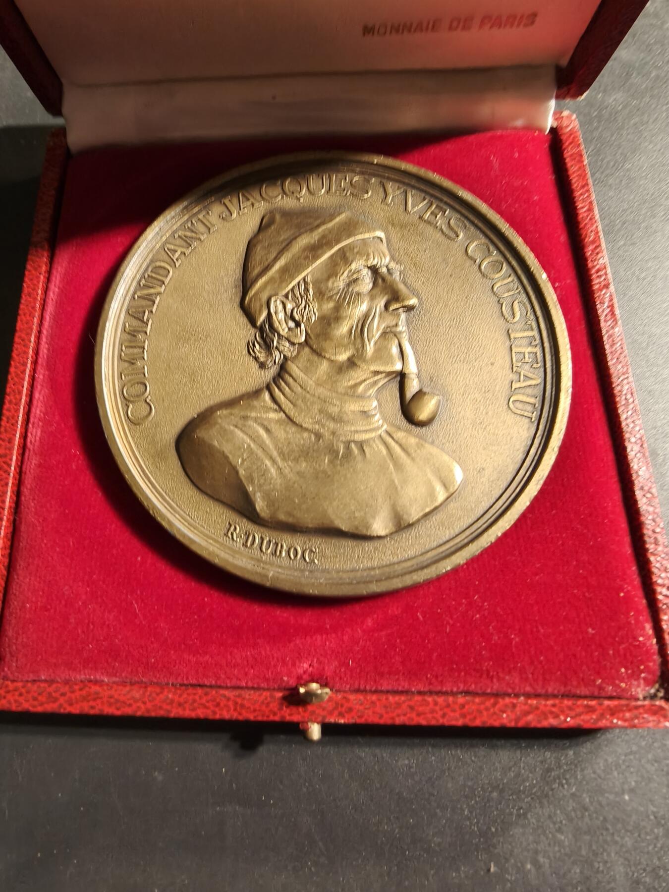 老王徽章第173期 法国罗伯特拉丰特出版社海军探险家雅克·库斯托纪念章    原盒    直径88mm    重量215.8g