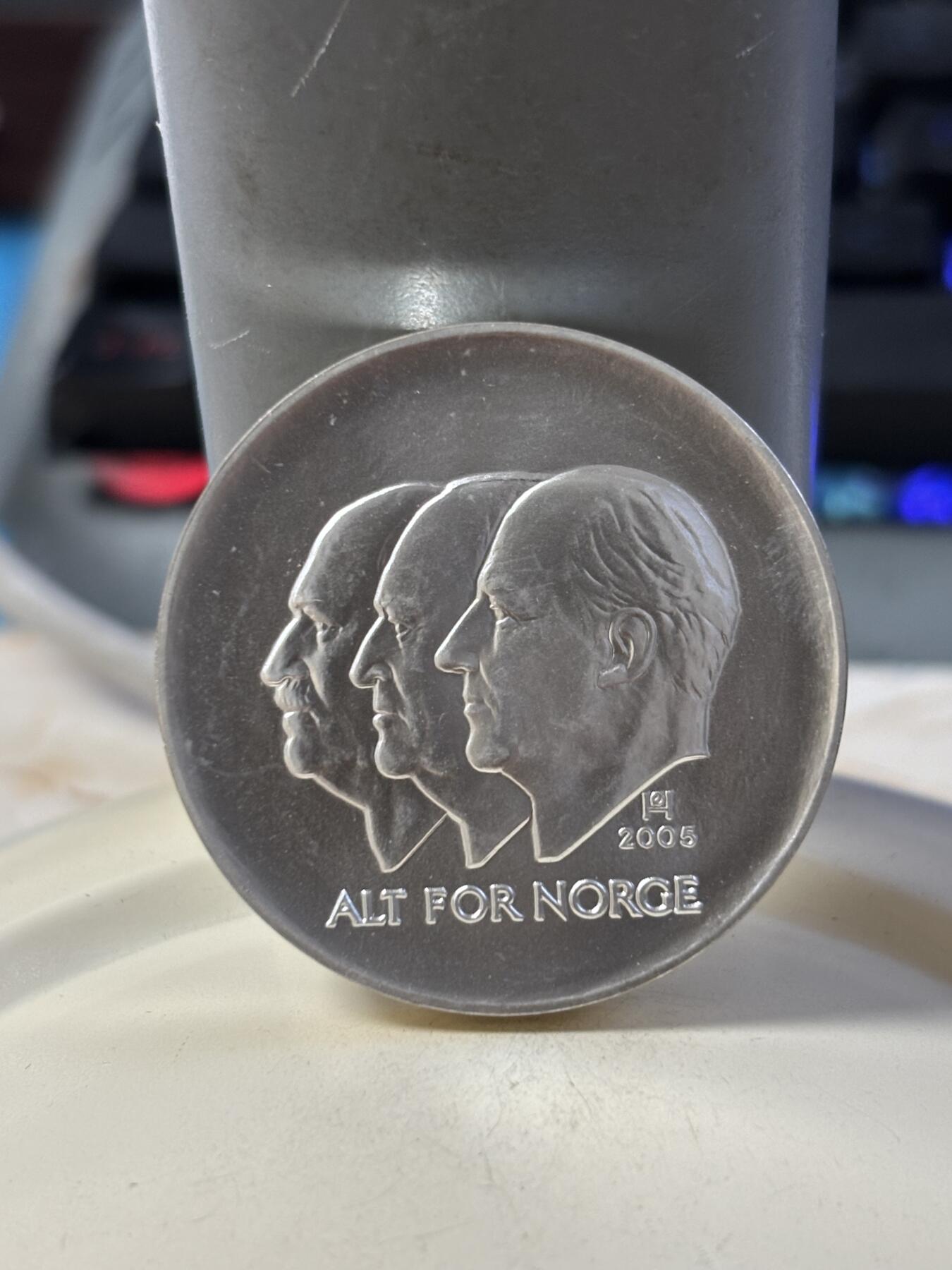 第186期拍卖 挪威2005年建国系列100克朗精制1盎司纪念银币，925银，银价561。33.72克，有瑕疵，