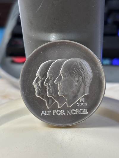 第186期拍卖 - 挪威2005年建国系列100克朗精制1盎司纪念银币，925银，银价561。33.72克，有瑕疵，