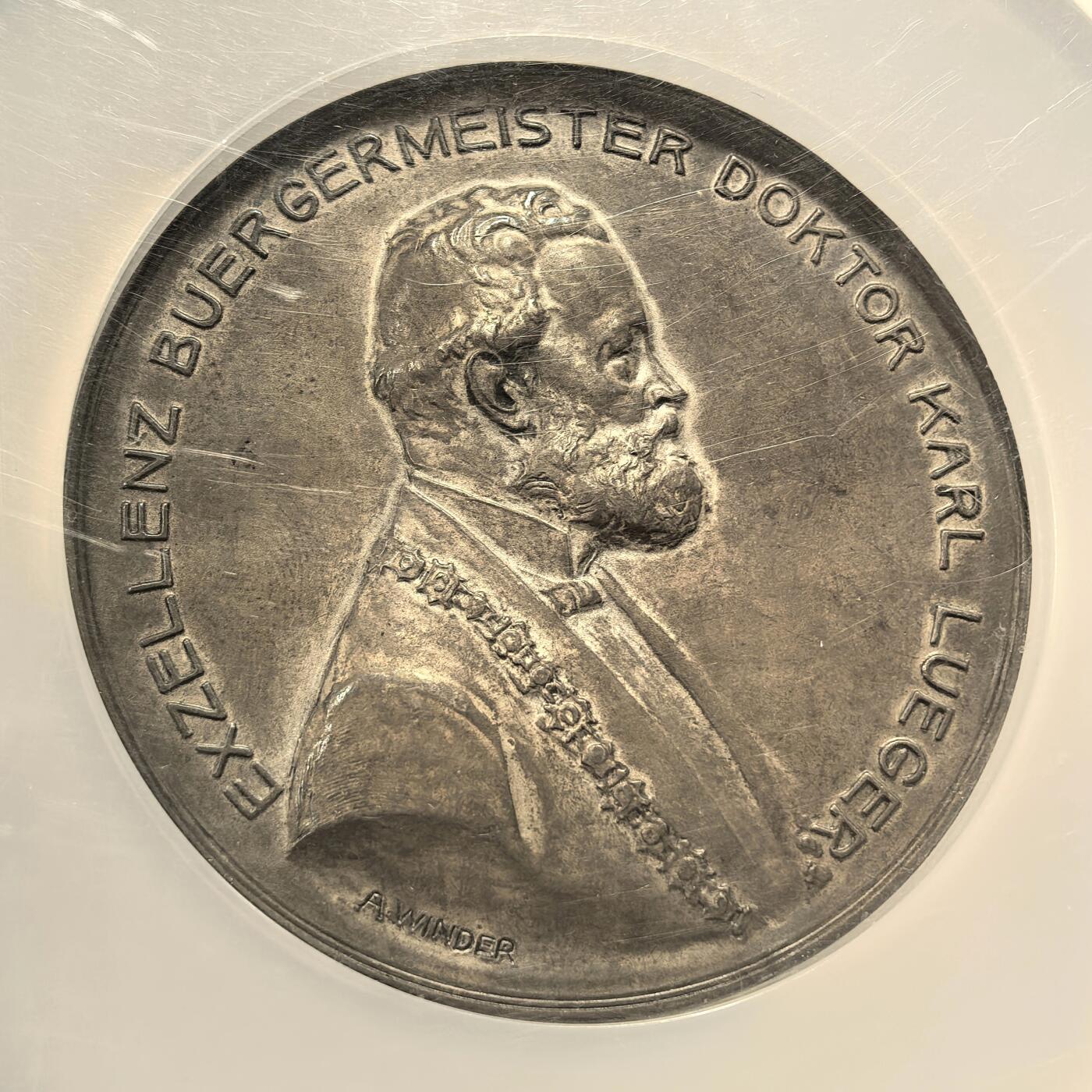 博洋堂“岁启嘉年”2026新年精品大拍专场暨第155期（全场包邮） NGC MS64 维也纳1909年市长纪念超大银章，唯一冠军分，62mm加大加厚盒子！超高浮雕！背面如诗歌般构筑了鲜花遍地的维也纳城市街道中，母亲带着女儿在幸福地徜徉。